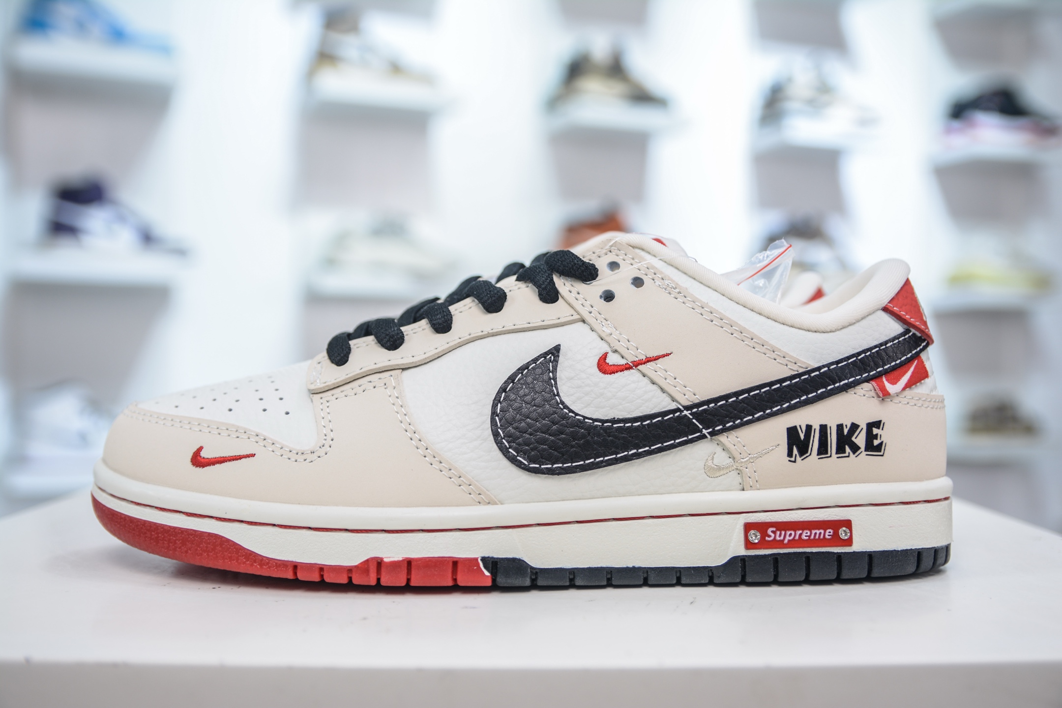 Nike SB Dunk Low x Supreme White/Khaki Sneakers, Size 36-45 1 i1752240366101 9558 0 0