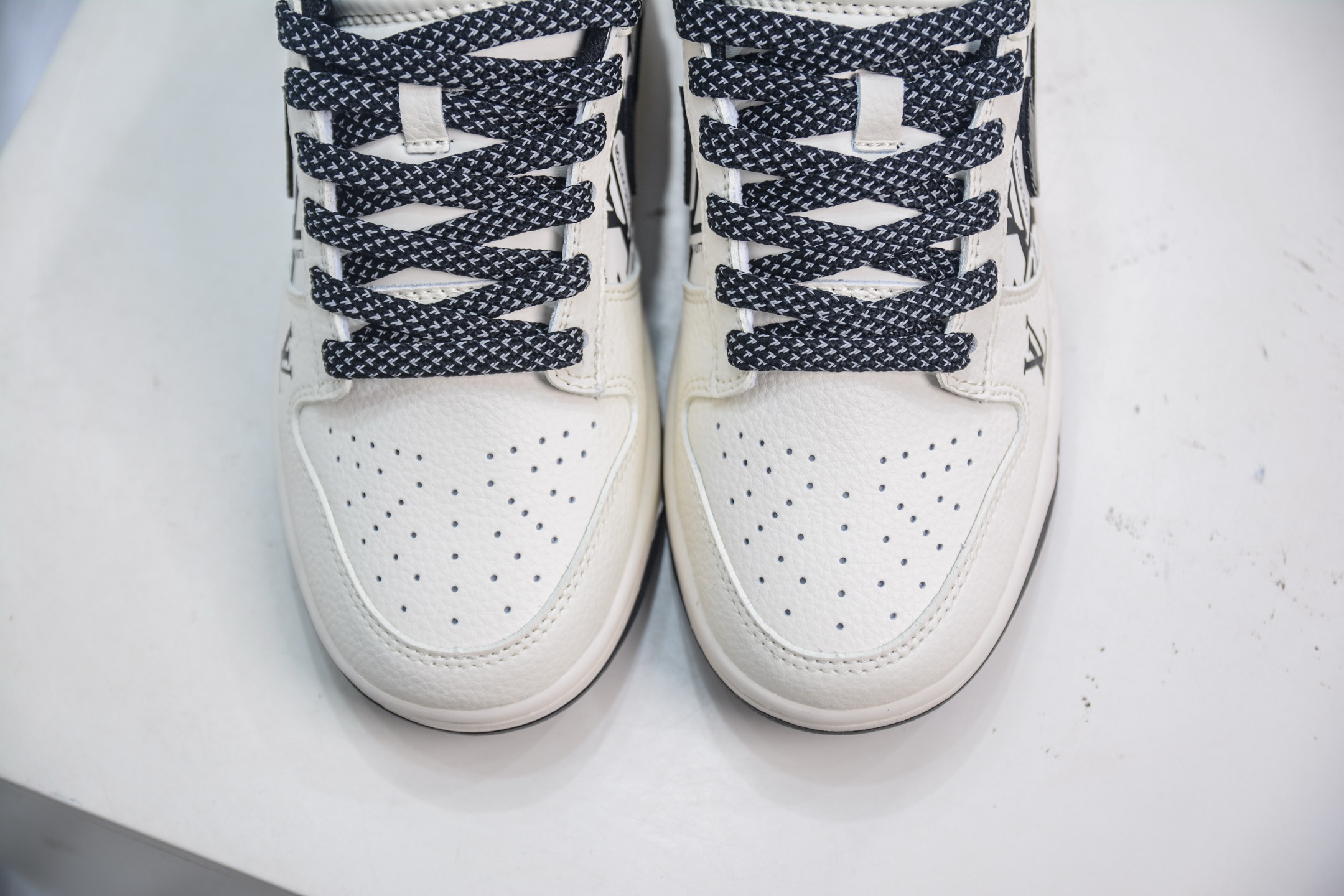 Nike SB Dunk Low x Louis Vuitton LV联名-白黑 QW5836-021-莆田鞋,莆田鞋货源,高仿鞋,高仿鞋货源,安福档口,莆田高仿鞋,莆田鞋批发,高仿鞋批发,莆田高仿运动鞋,高仿运动鞋,莆田运动鞋 Nike SB Dunk Low x Louis Vuitton LV联名-白黑 QW5836-021