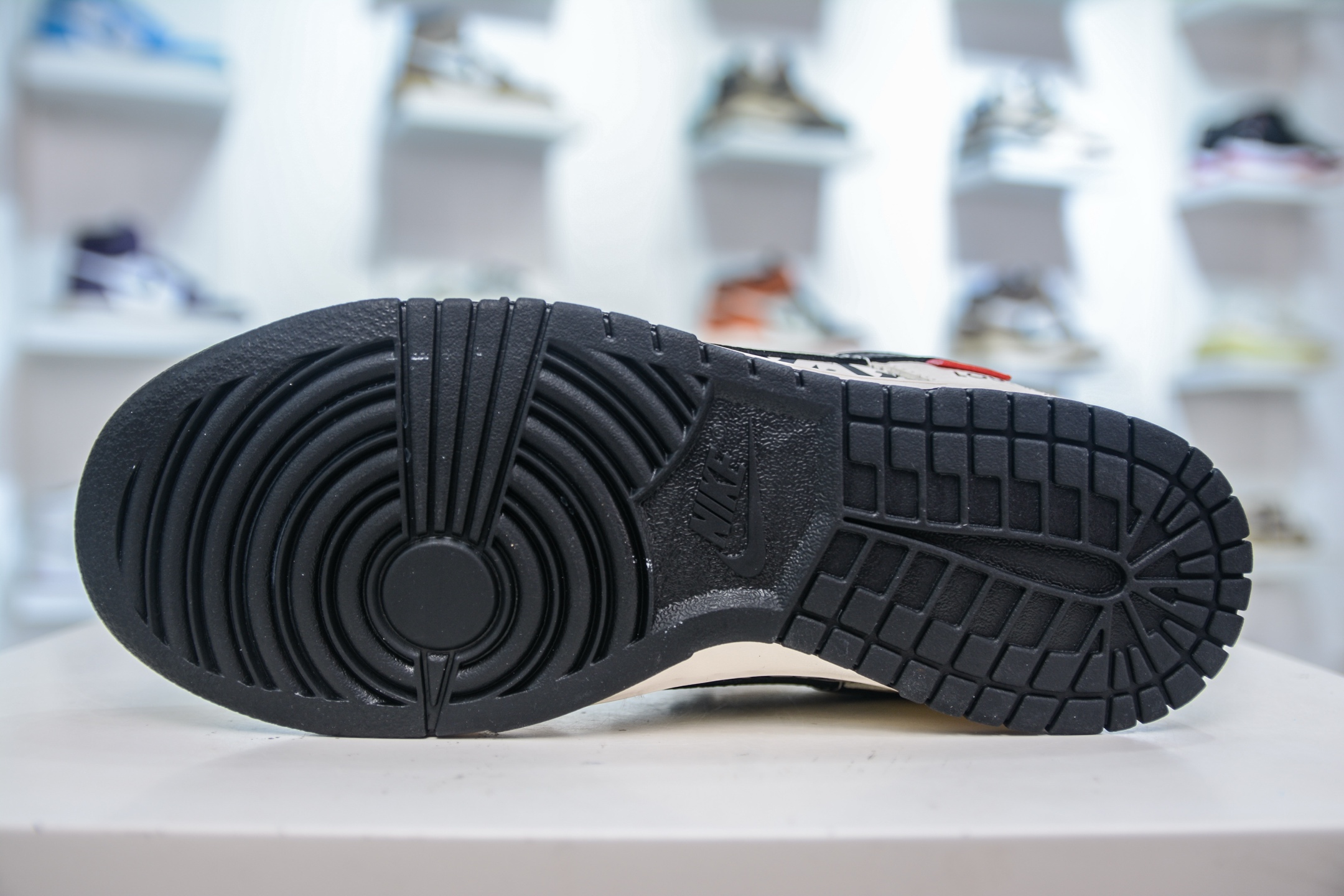 Nike SB Dunk Low x Louis Vuitton LV联名-白黑 QW5836-021-莆田鞋,莆田鞋货源,高仿鞋,高仿鞋货源,安福档口,莆田高仿鞋,莆田鞋批发,高仿鞋批发,莆田高仿运动鞋,高仿运动鞋,莆田运动鞋 Nike SB Dunk Low x Louis Vuitton LV联名-白黑 QW5836-021