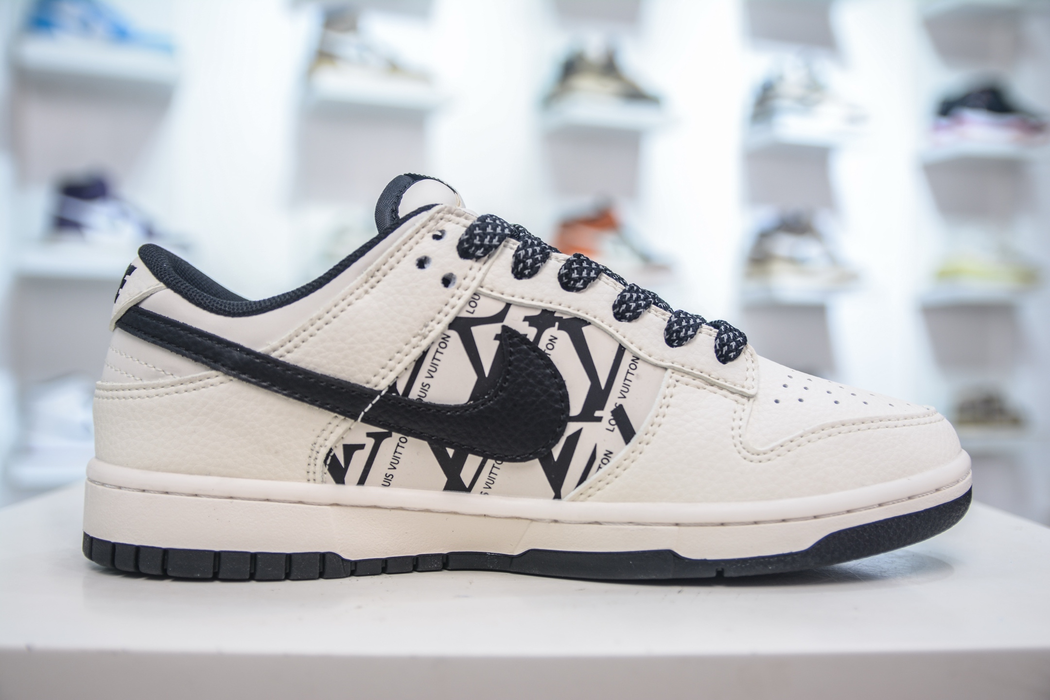 Nike SB Dunk Low x Louis Vuitton LV联名-白黑 QW5836-021-莆田鞋,莆田鞋货源,高仿鞋,高仿鞋货源,安福档口,莆田高仿鞋,莆田鞋批发,高仿鞋批发,莆田高仿运动鞋,高仿运动鞋,莆田运动鞋 Nike SB Dunk Low x Louis Vuitton LV联名-白黑 QW5836-021