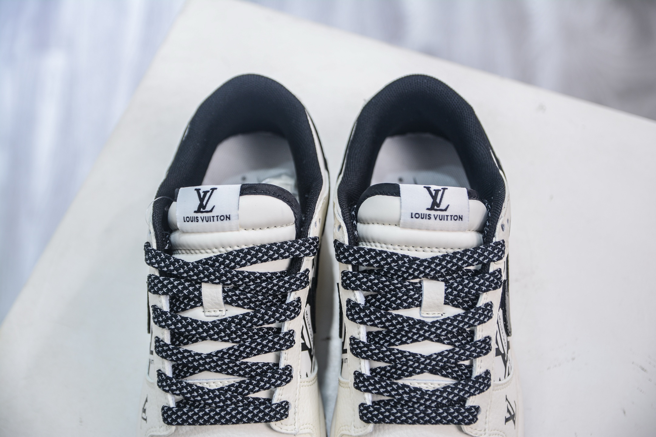 Nike SB Dunk Low x Louis Vuitton LV联名-白黑 QW5836-021-莆田鞋,莆田鞋货源,高仿鞋,高仿鞋货源,安福档口,莆田高仿鞋,莆田鞋批发,高仿鞋批发,莆田高仿运动鞋,高仿运动鞋,莆田运动鞋 Nike SB Dunk Low x Louis Vuitton LV联名-白黑 QW5836-021