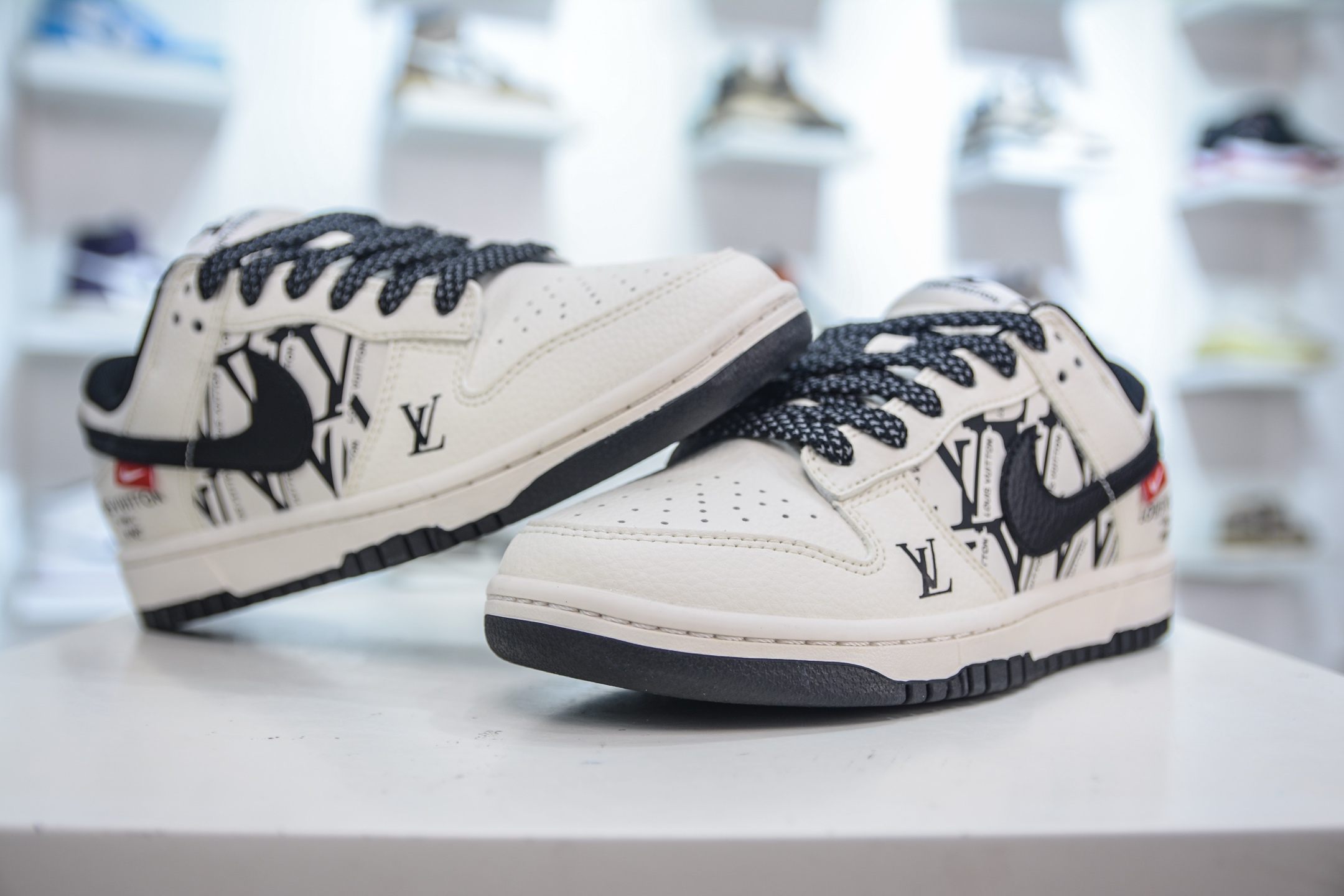 Nike SB Dunk Low x Louis Vuitton LV联名-白黑 QW5836-021-莆田鞋,莆田鞋货源,高仿鞋,高仿鞋货源,安福档口,莆田高仿鞋,莆田鞋批发,高仿鞋批发,莆田高仿运动鞋,高仿运动鞋,莆田运动鞋 Nike SB Dunk Low x Louis Vuitton LV联名-白黑 QW5836-021