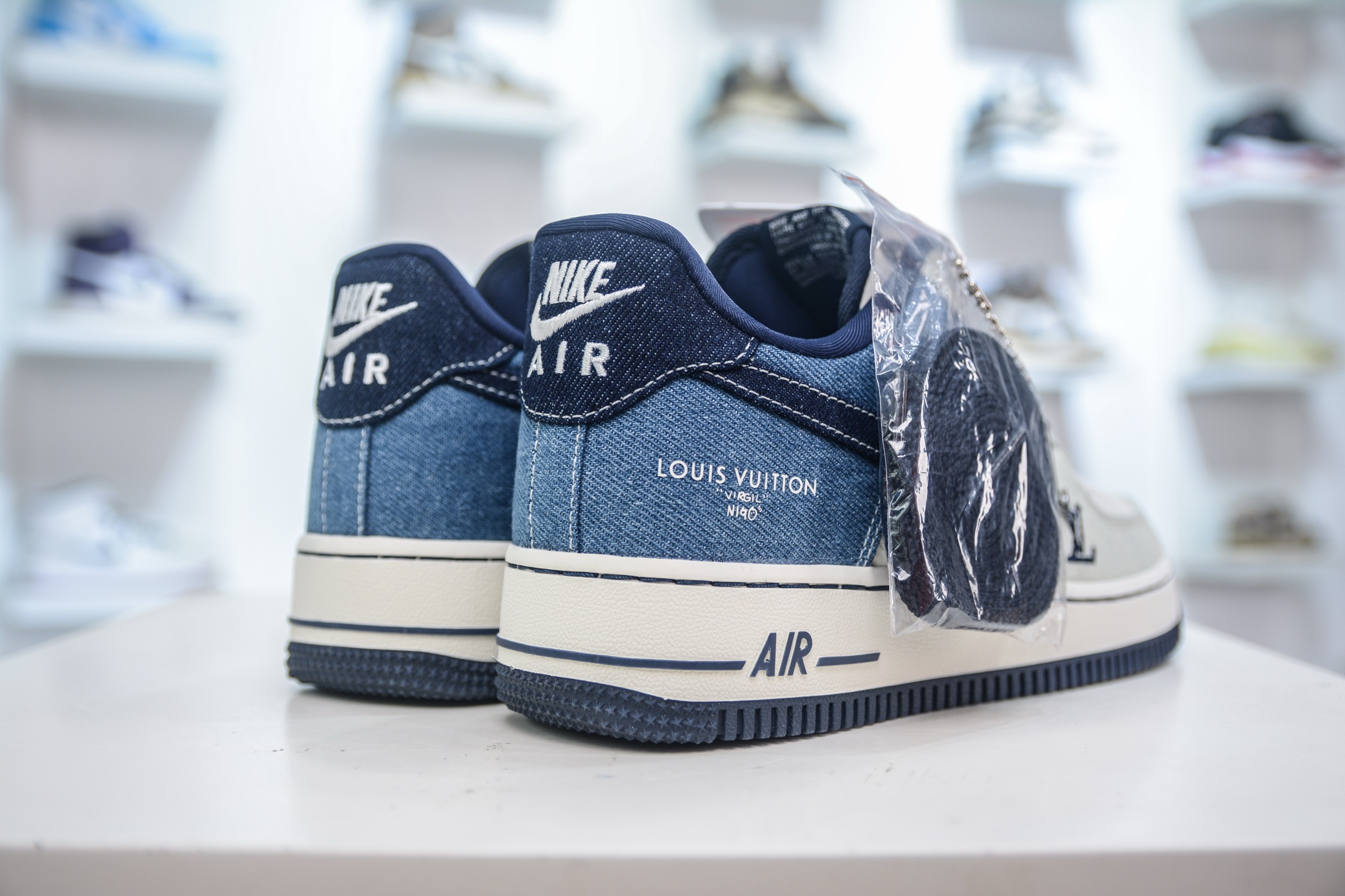 Louis Vuitton x NIke Air Force 1 LV联名-拼接牛仔 SC0601-551-莆田鞋,莆田鞋货源,高仿鞋,高仿鞋货源,安福档口,莆田高仿鞋,莆田鞋批发,高仿鞋批发,莆田高仿运动鞋,高仿运动鞋,莆田运动鞋 Louis Vuitton x NIke Air Force 1 LV联名-拼接牛仔 SC0601-551