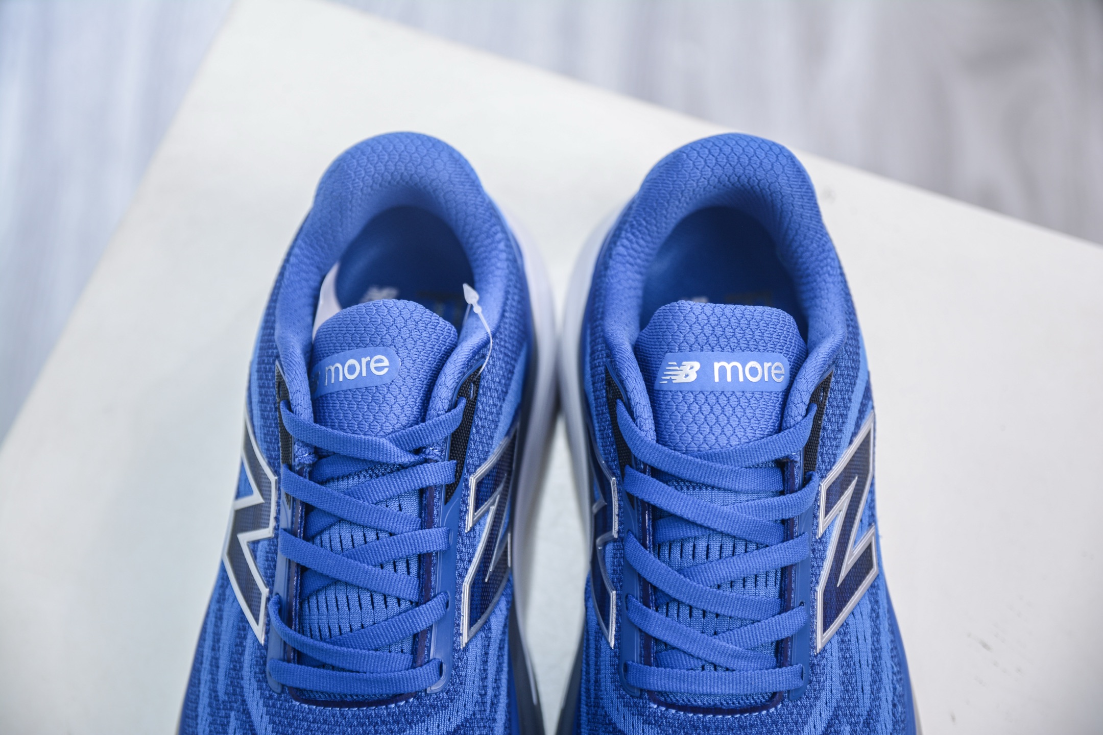 New Balance Fresh Foam X More v6 厚底网布织物减震舒适越野跑步鞋能让您的双脚保持凉爽 MMORXF6