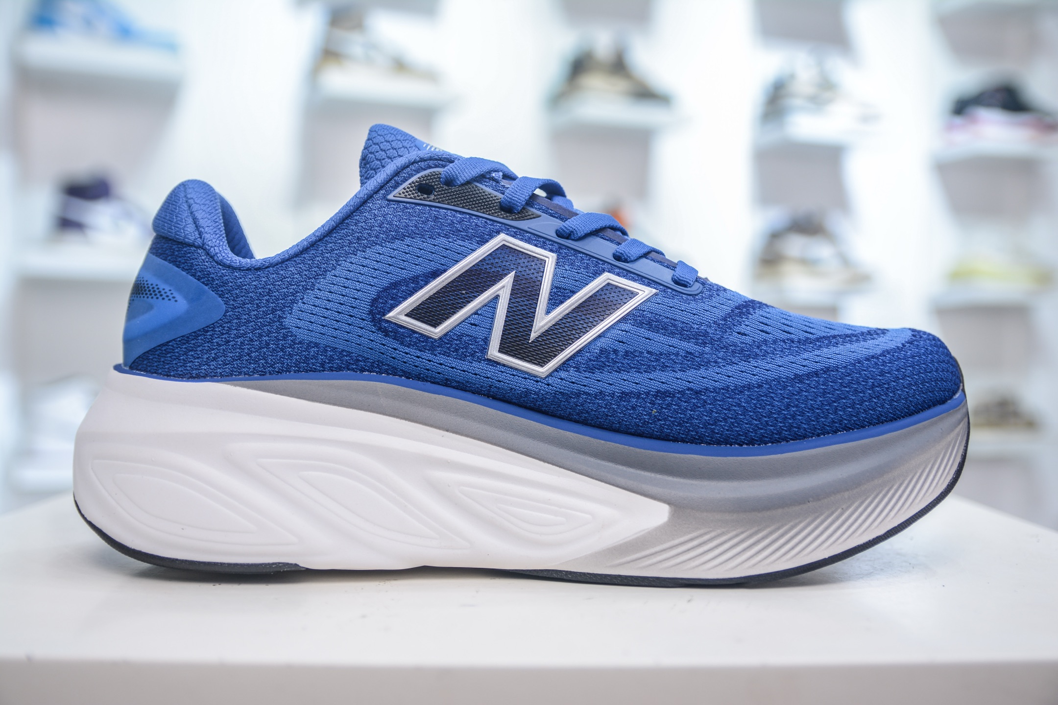 New Balance Fresh Foam X More v6 厚底网布织物减震舒适越野跑步鞋能让您的双脚保持凉爽 MMORXF6