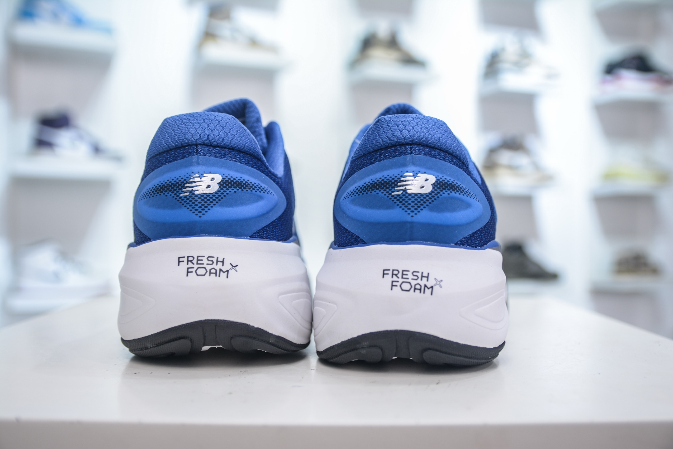 New Balance Fresh Foam X More v6 厚底网布织物减震舒适越野跑步鞋能让您的双脚保持凉爽 MMORXF6