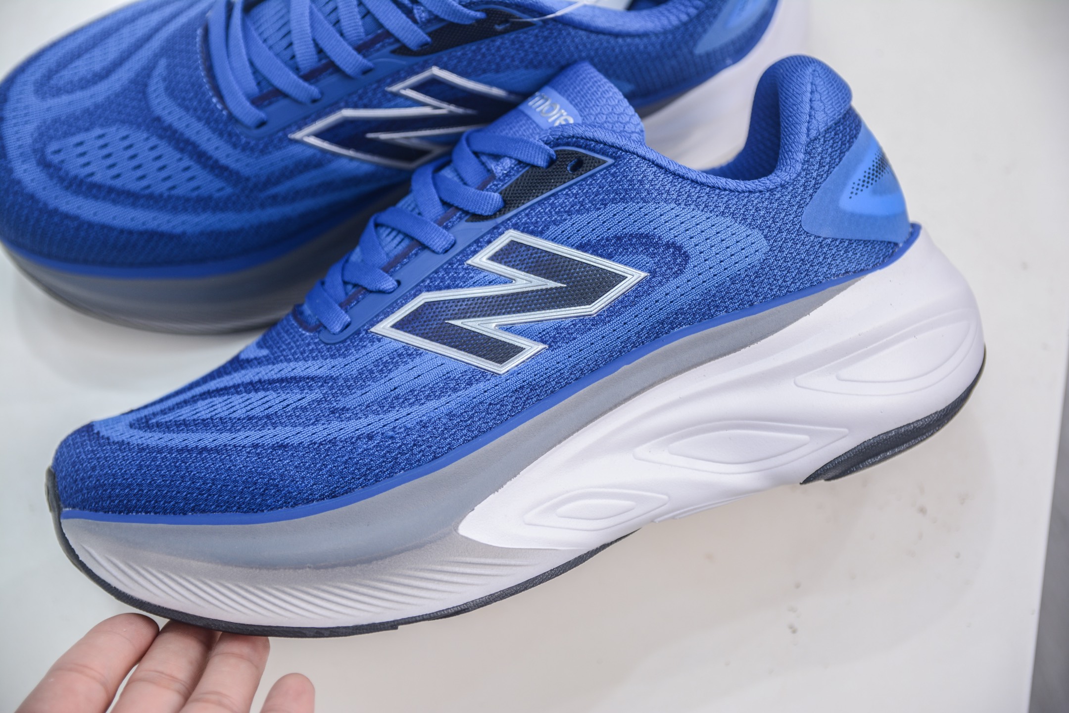 New Balance Fresh Foam X More v6 厚底网布织物减震舒适越野跑步鞋能让您的双脚保持凉爽 MMORXF6