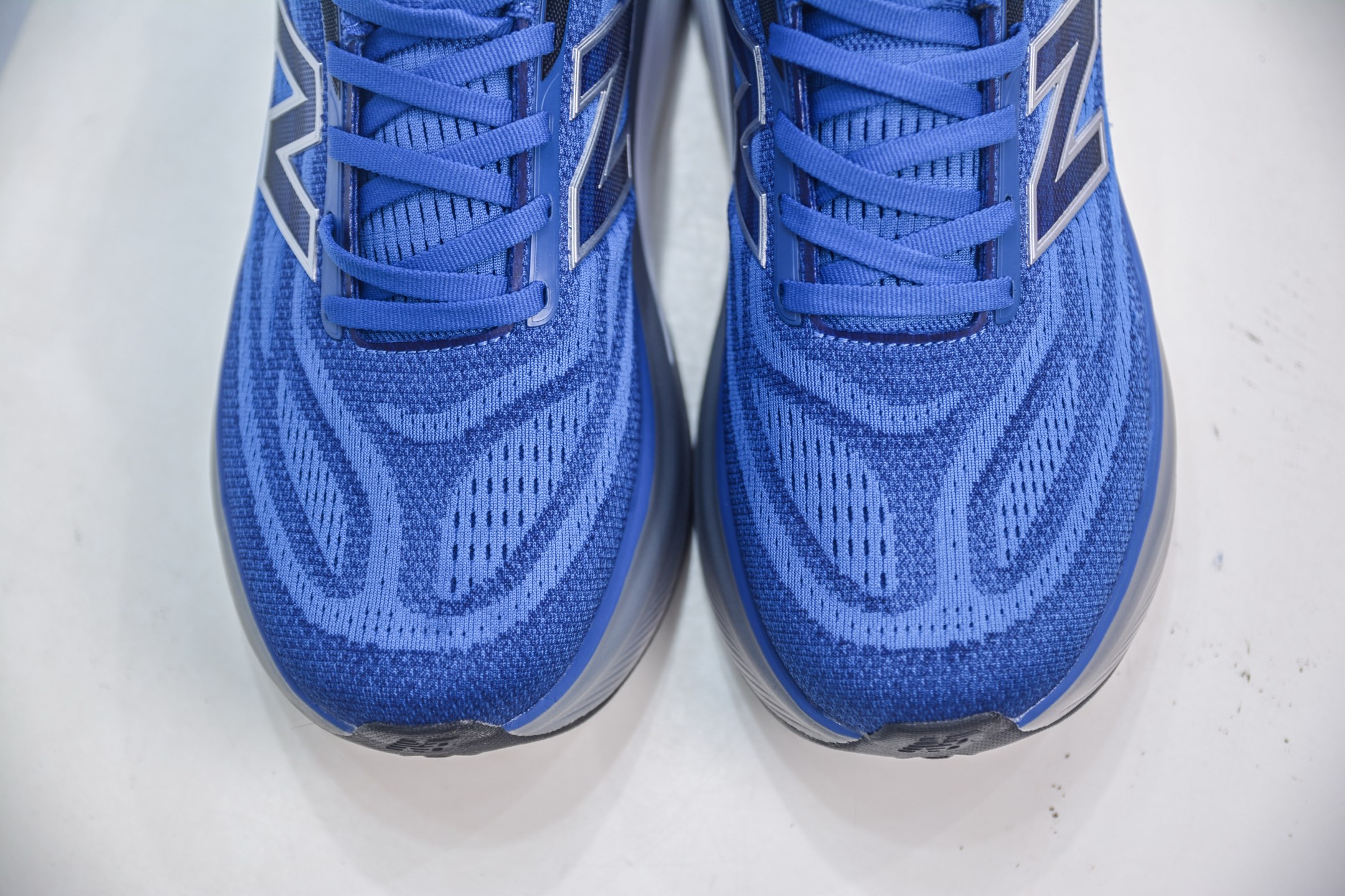 New Balance Fresh Foam X More v6 厚底网布织物减震舒适越野跑步鞋能让您的双脚保持凉爽 MMORXF6