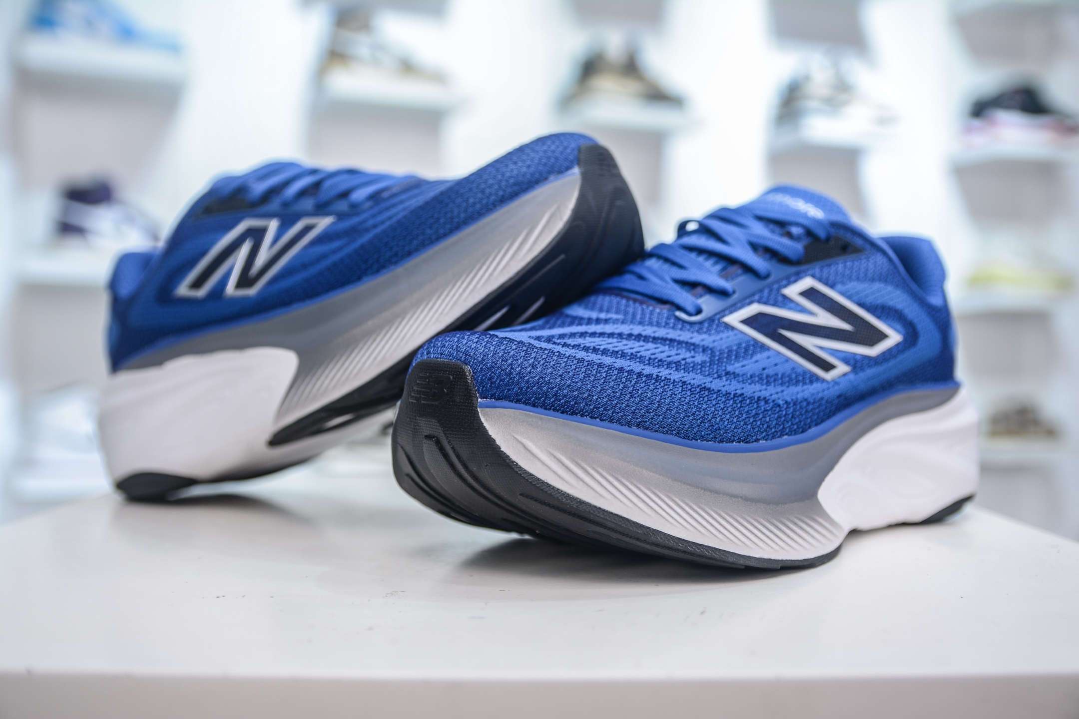 New Balance Fresh Foam X More v6 厚底网布织物减震舒适越野跑步鞋能让您的双脚保持凉爽 MMORXF6