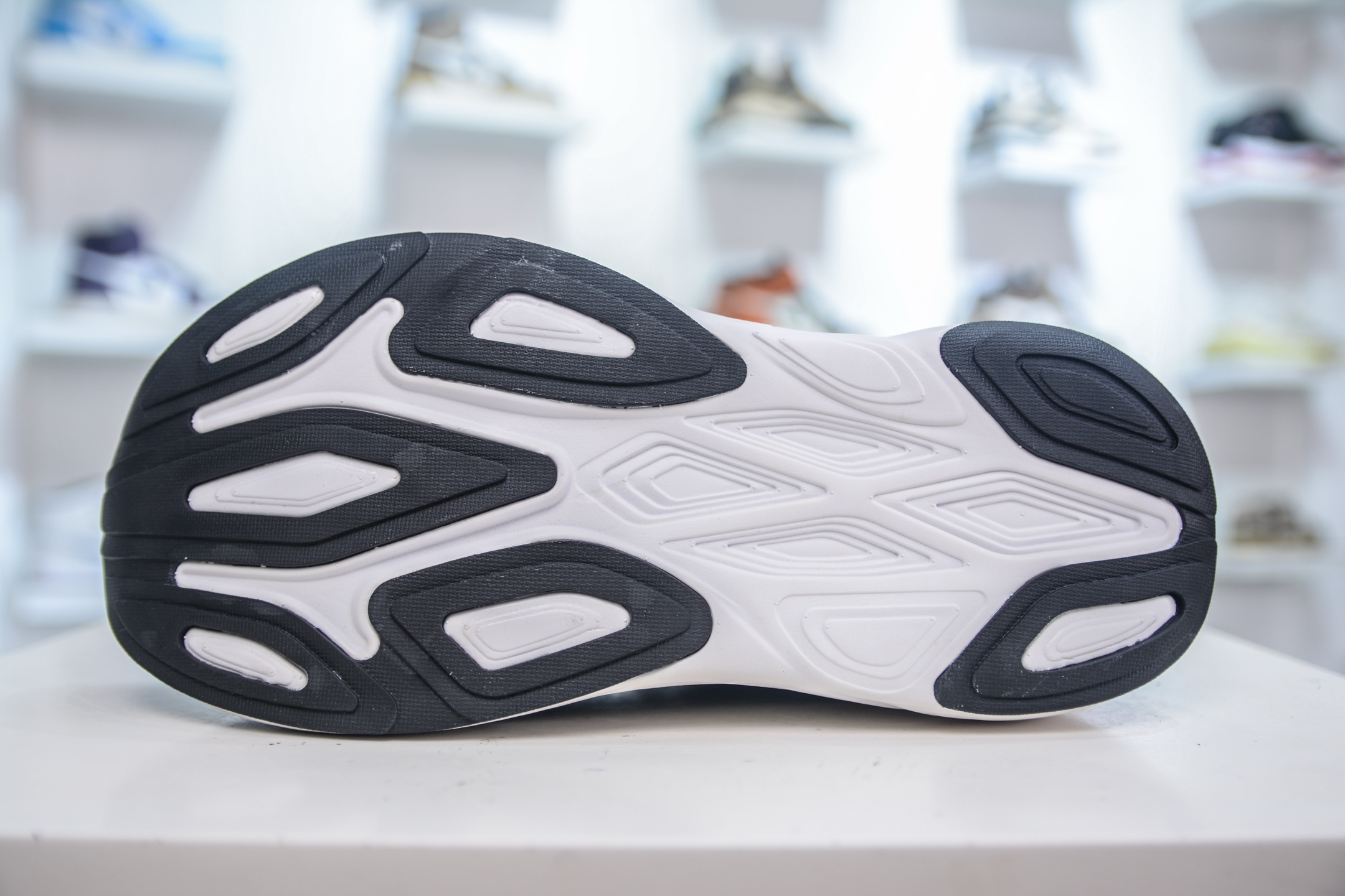 New Balance Fresh Foam X More v6 厚底网布织物减震舒适越野跑步鞋能让您的双脚保持凉爽 MMORXF6