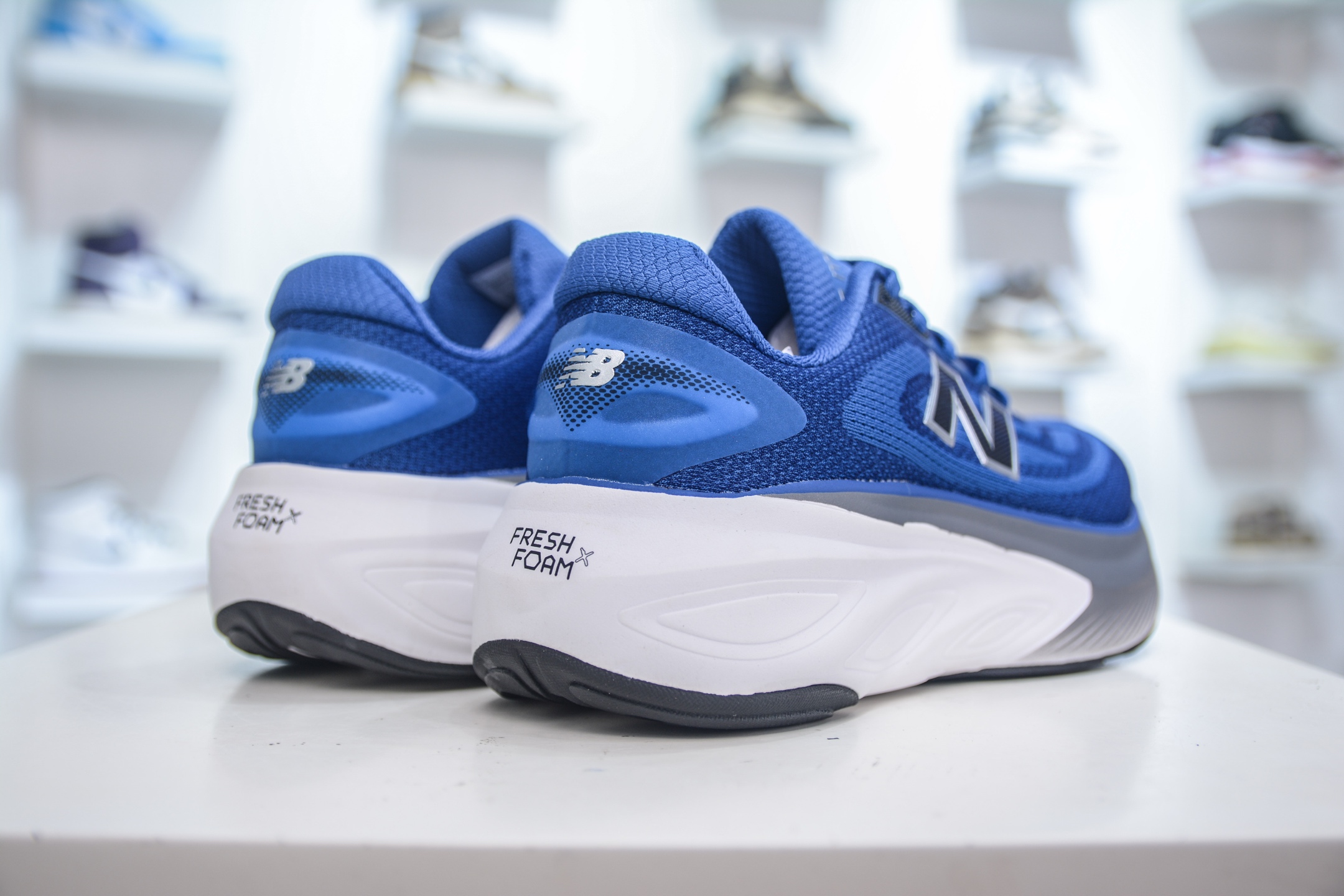 New Balance Fresh Foam X More v6 厚底网布织物减震舒适越野跑步鞋能让您的双脚保持凉爽 MMORXF6