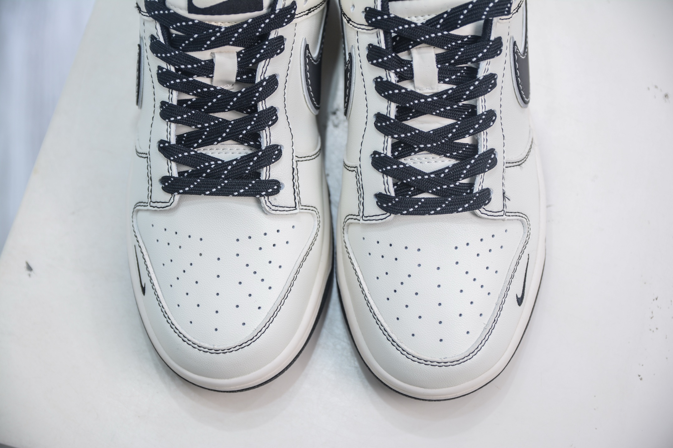Nike SB Dunk Low x Nike - White/Black Colorway, Premium Materials & Craftsmanship 9 i1754410425733 527 0 8