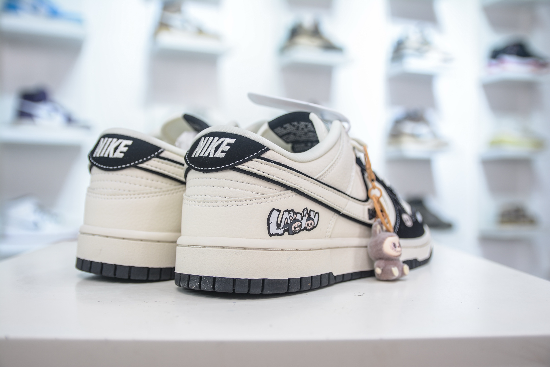 Nike SB Dunk Low x Labubu 拉布布联名-白黑 DS6608-010