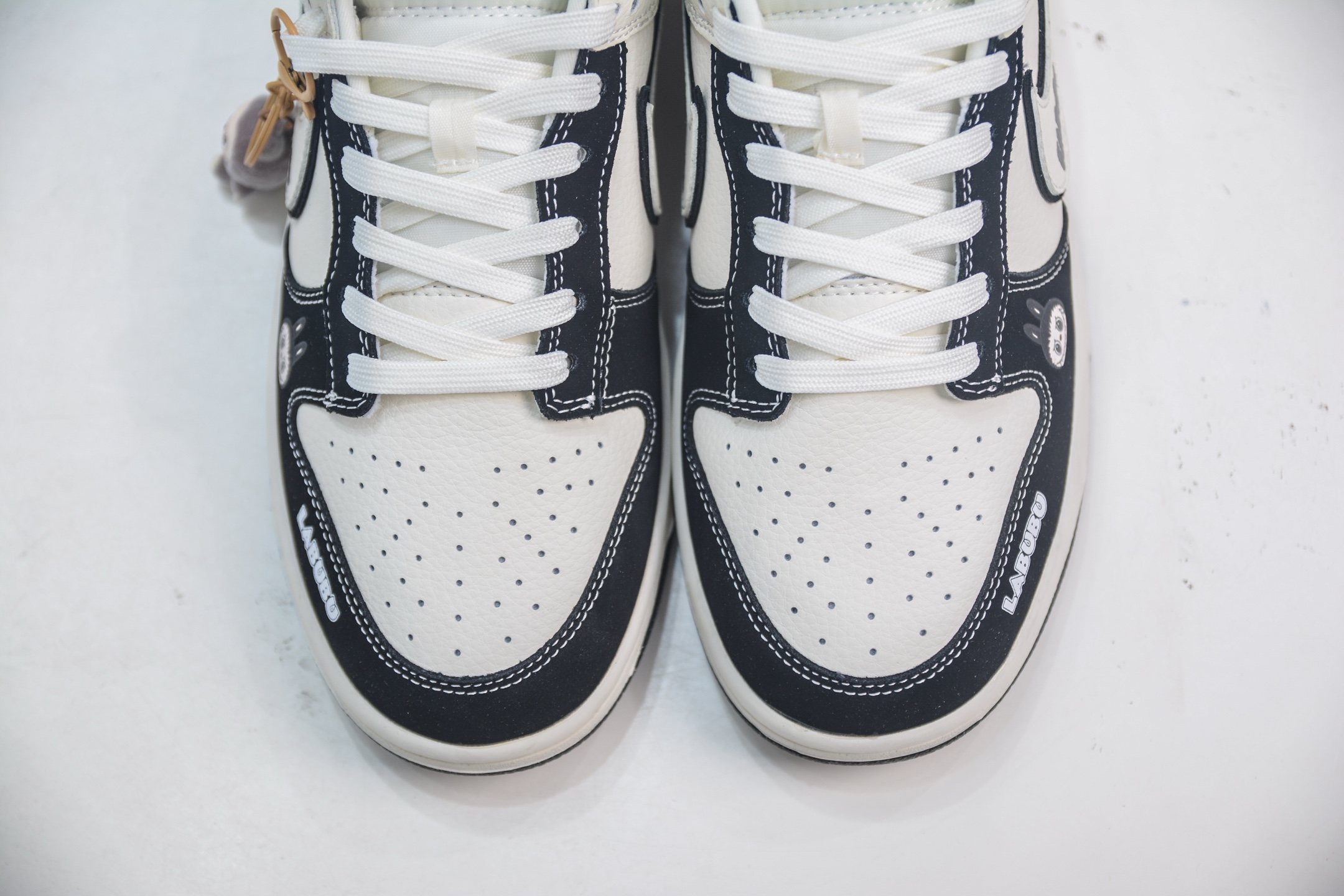 Nike SB Dunk Low x Labubu 拉布布联名-白黑 DS6608-010