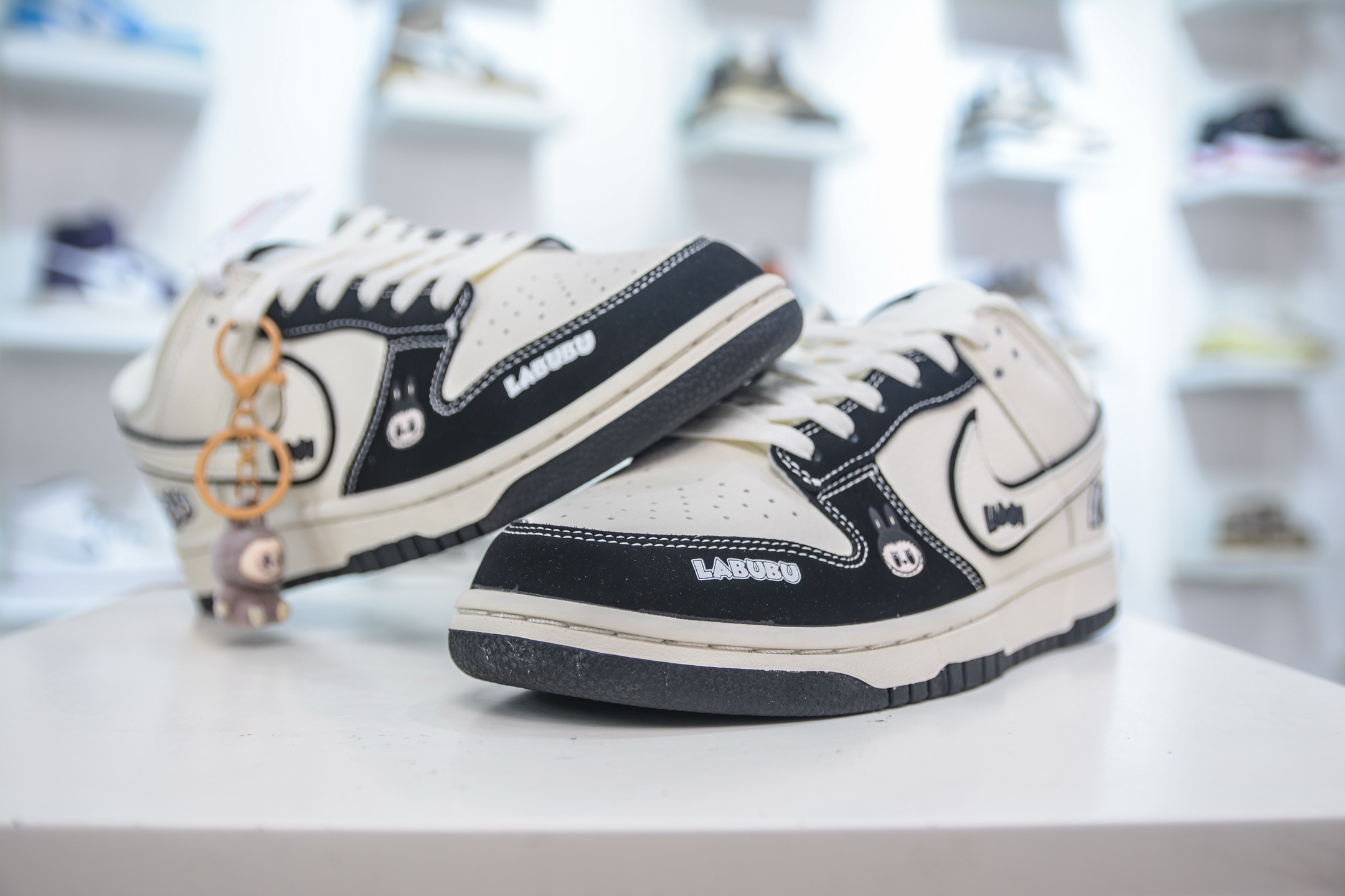 Nike SB Dunk Low x Labubu 拉布布联名-白黑 DS6608-010