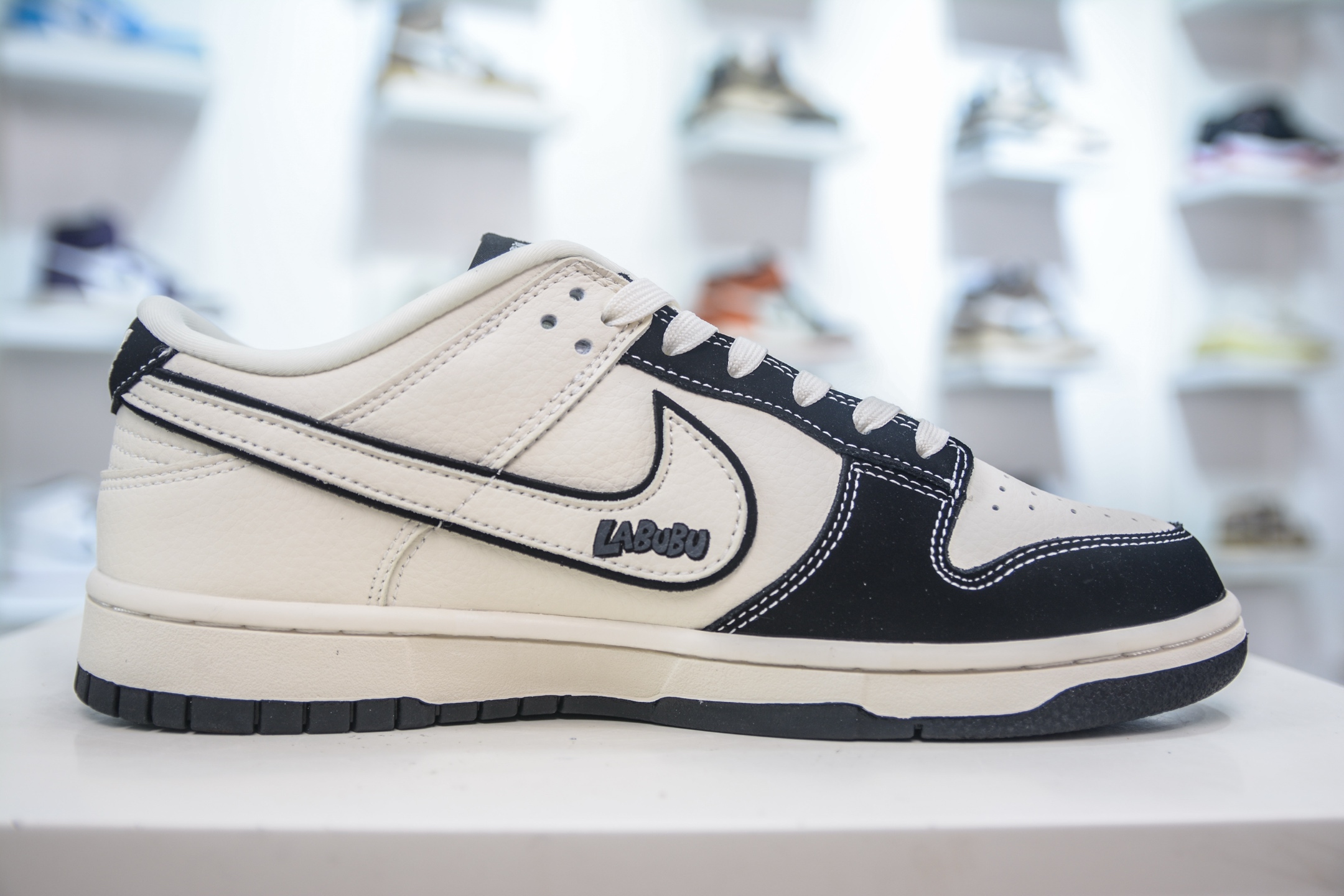 Nike SB Dunk Low x Labubu 拉布布联名-白黑 DS6608-010
