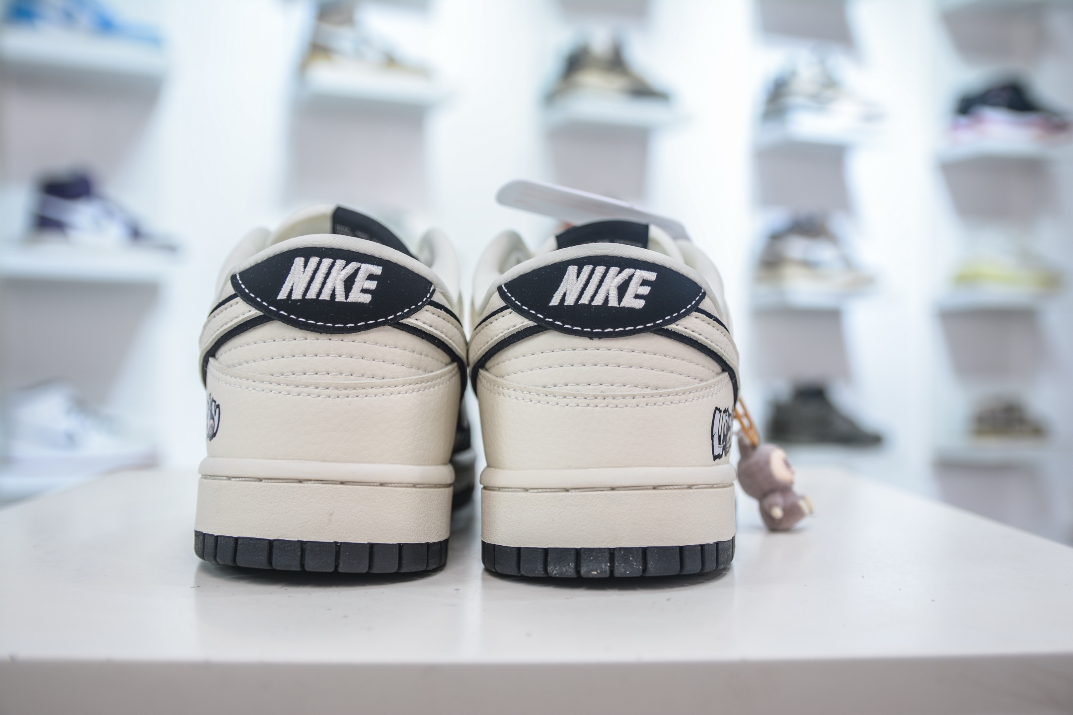 Nike SB Dunk Low x Labubu 拉布布联名-白黑 DS6608-010