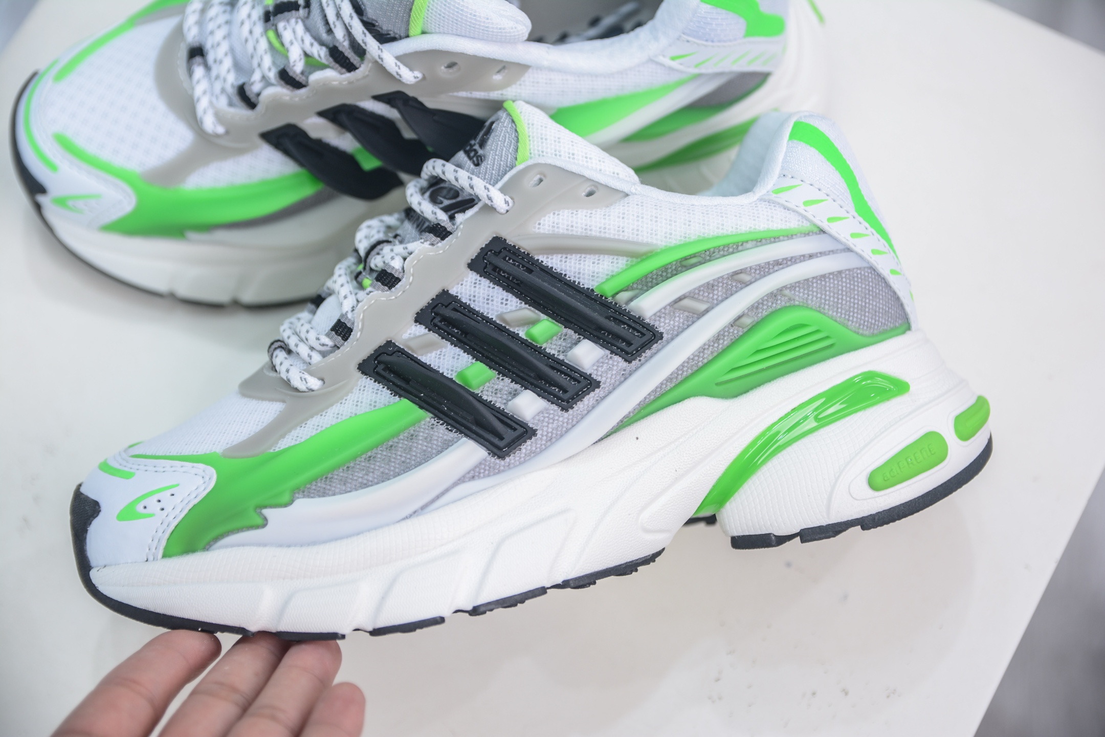 Pharrell x adidAdistar Jellyfish 低帮复古风老爹鞋 JP9264
