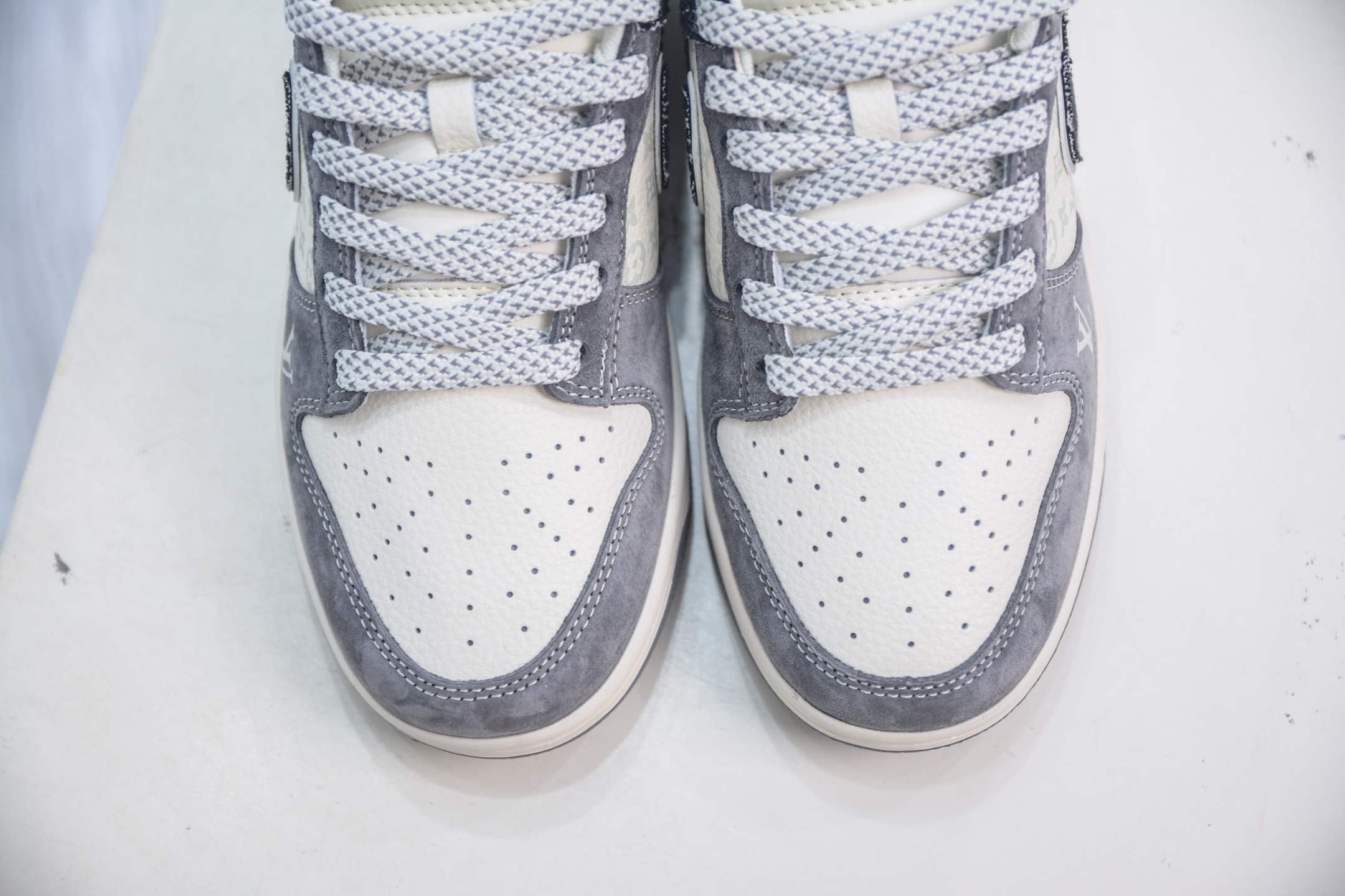 Nike SB Dunk Low x Louis Vuitton Collab White/Gray/Black Premium Quality 9 i1754587198622 9174 0 8