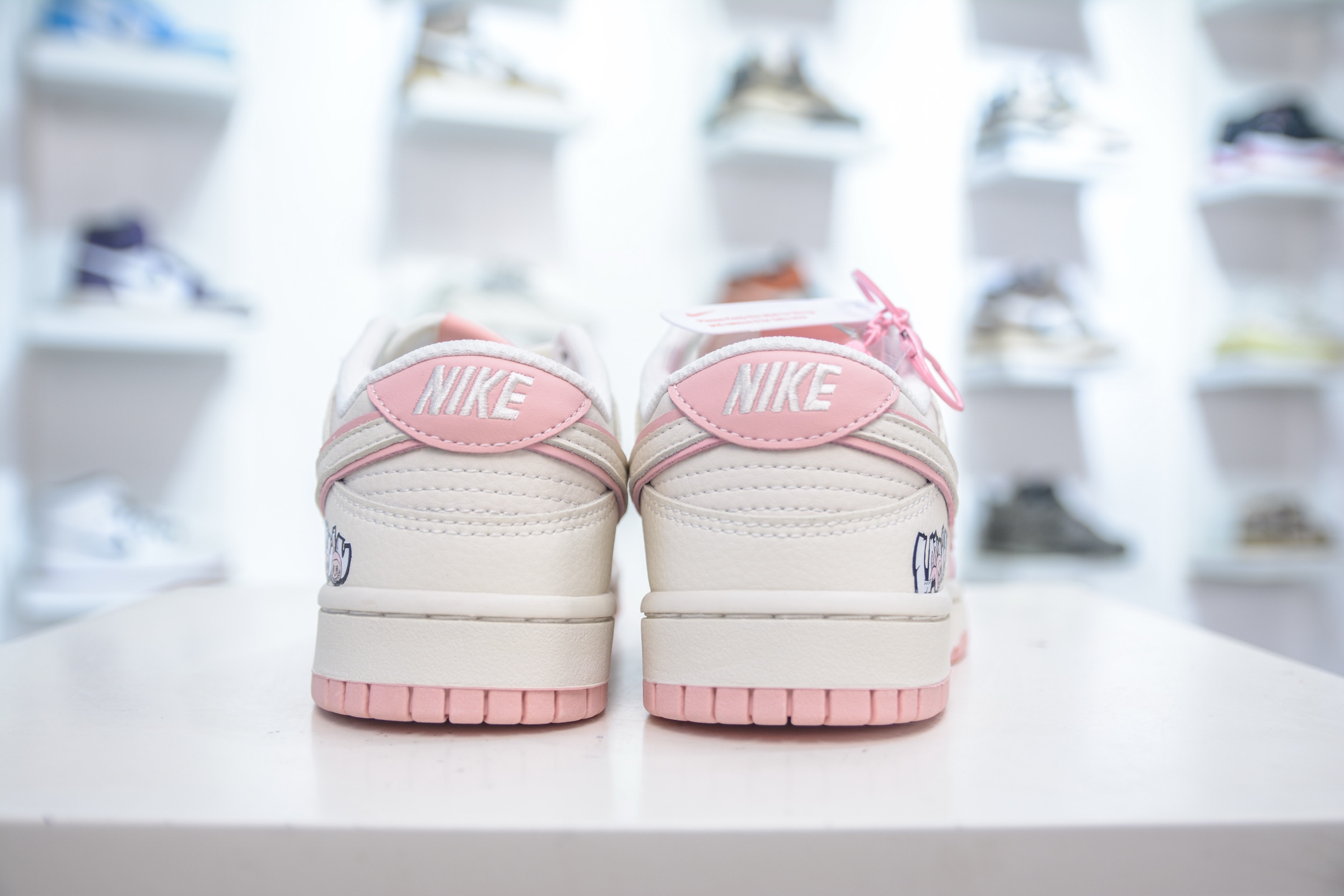 Nike SB Dunk Low x Labubu Collaboration - Cream White/Pink Sneakers 3 i1754665715665 5659 0 1