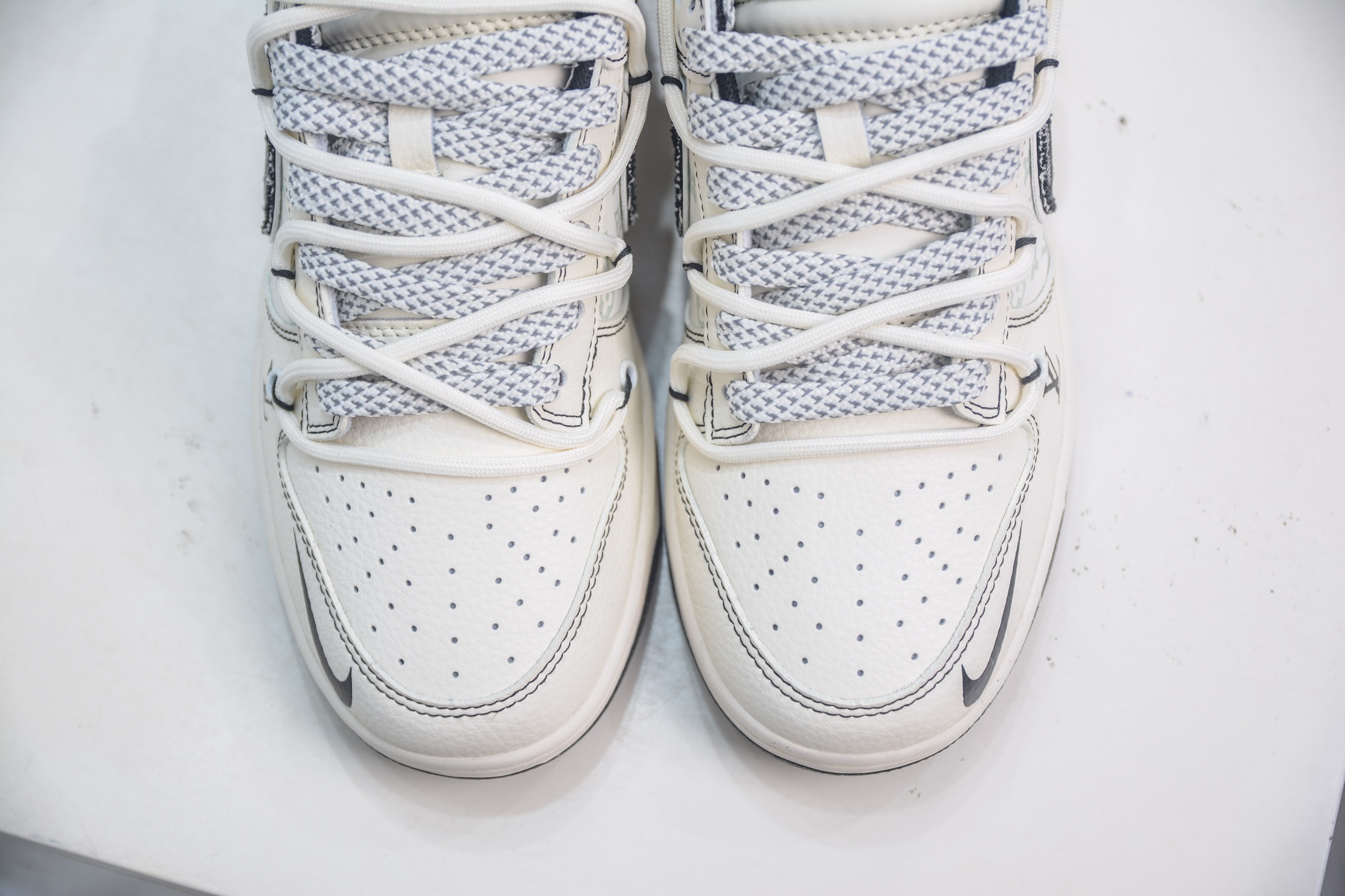 Nike SB Dunk Low x Louis Vuitton White Black Canvas Sneakers 9 i1754750981548 4554 0 8