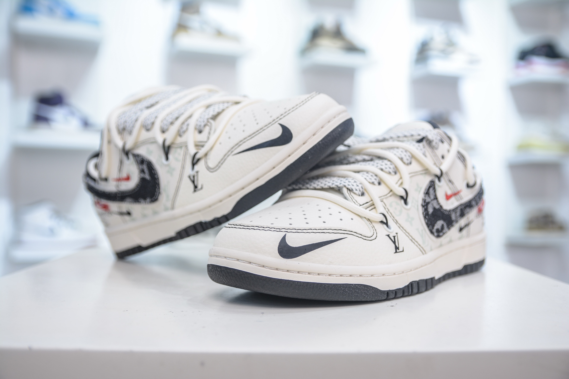 Nike SB Dunk Low x Louis Vuitton White Black Canvas Sneakers 4 i1754750981614 3814 0 3