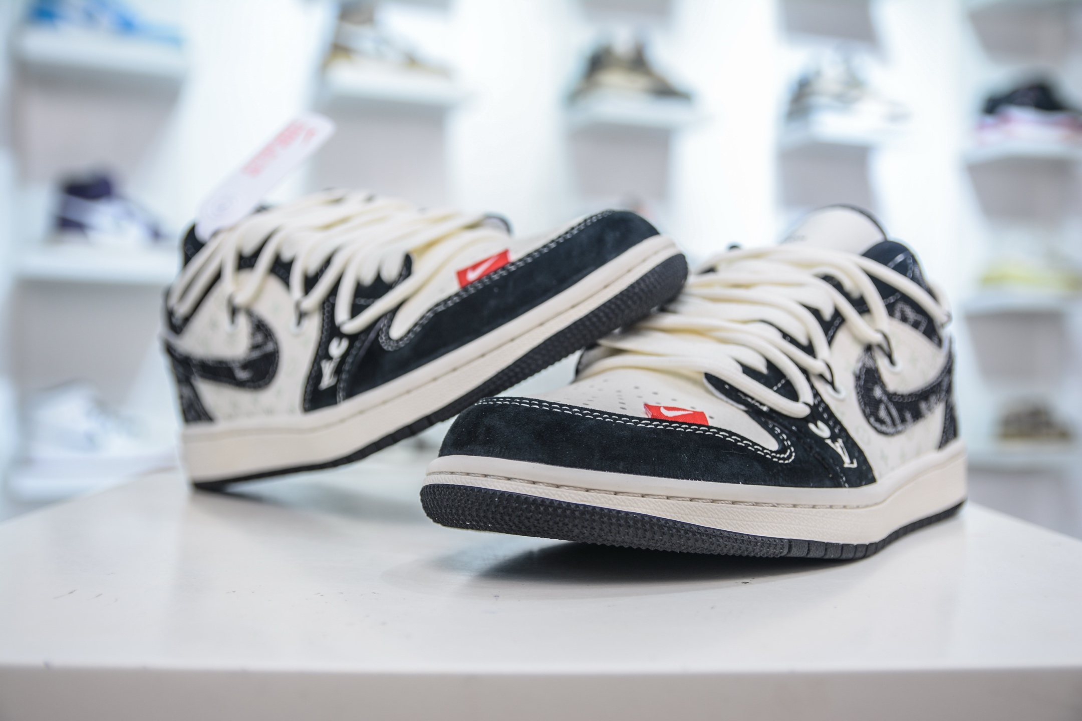 Air Jordan 1 Retro Low x Louis Vuitton Black Toe Custom Sneakers 5 i1754928084478 1070 0 3