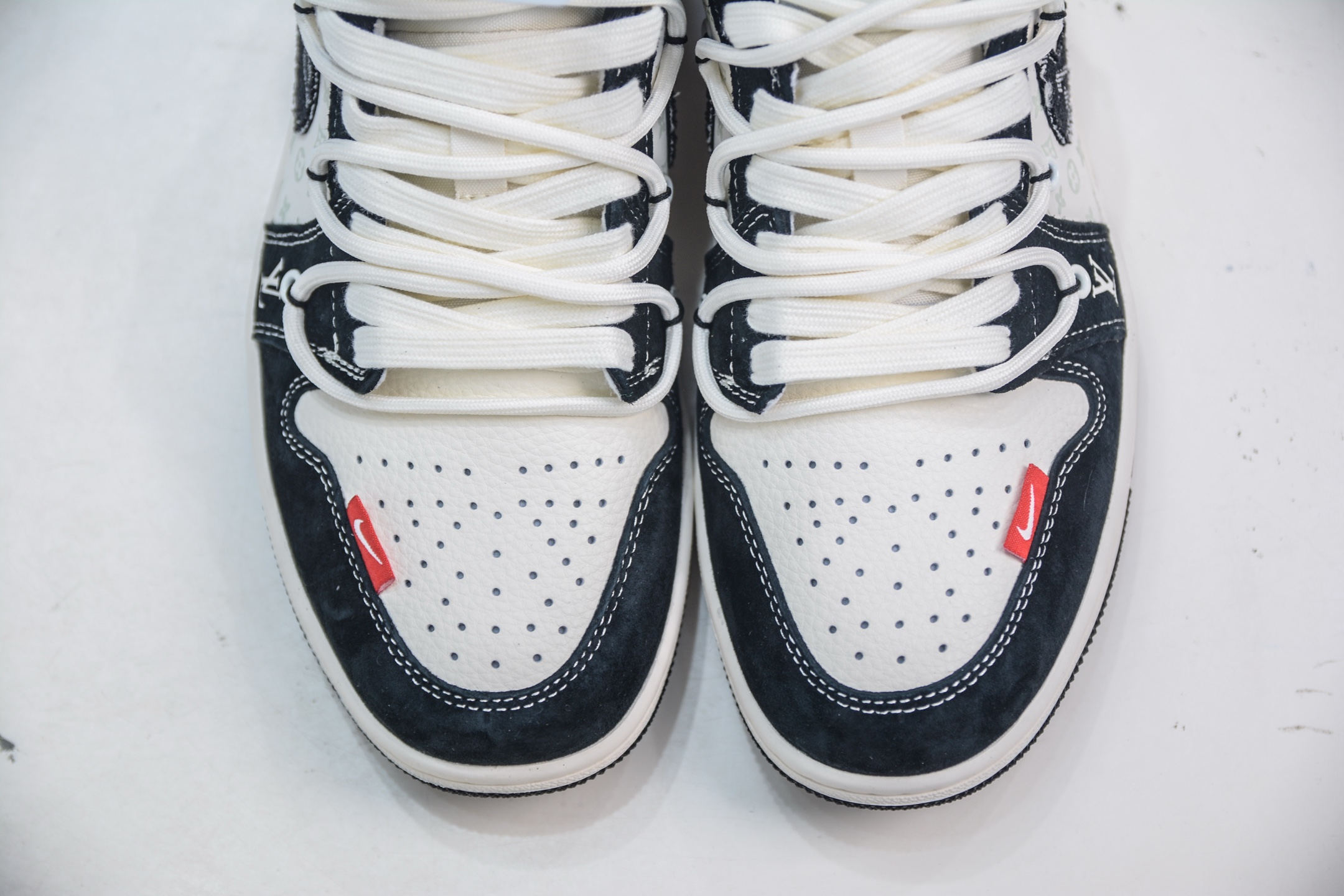 Air Jordan 1 Retro Low x Louis Vuitton Black Toe Custom Sneakers 10 i1754928086074 8447 0 8
