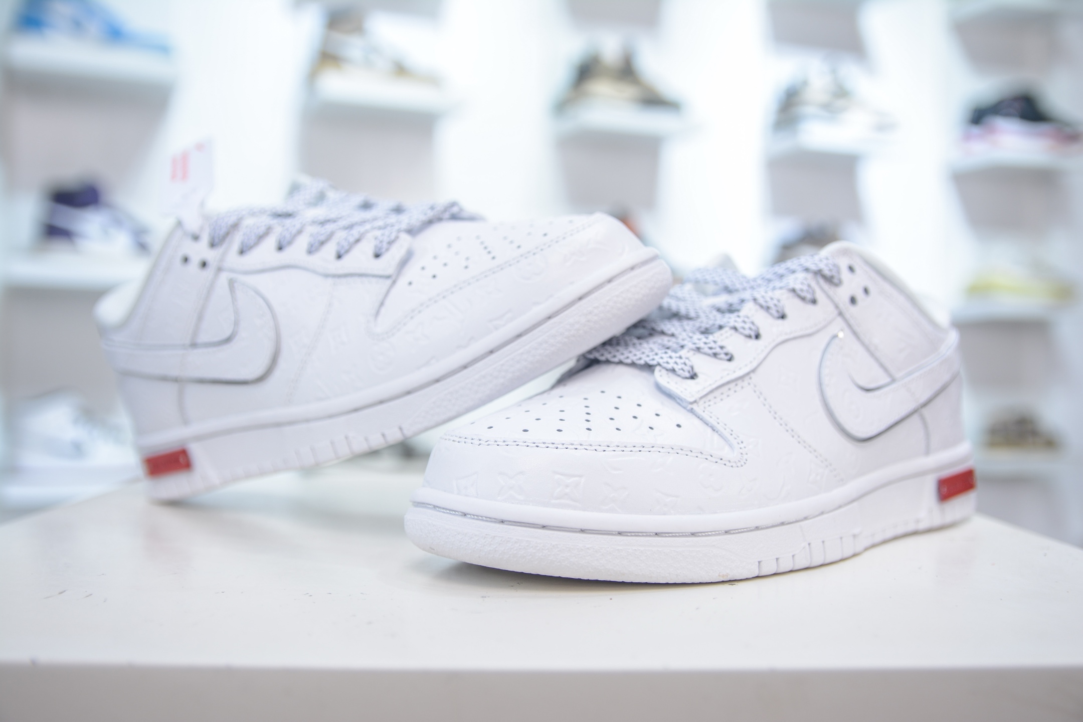 Nike SB Dunk Low x Louis Vuitton: Pure White Excellence, Original Quality 4 i1755018007343 1200 0 3