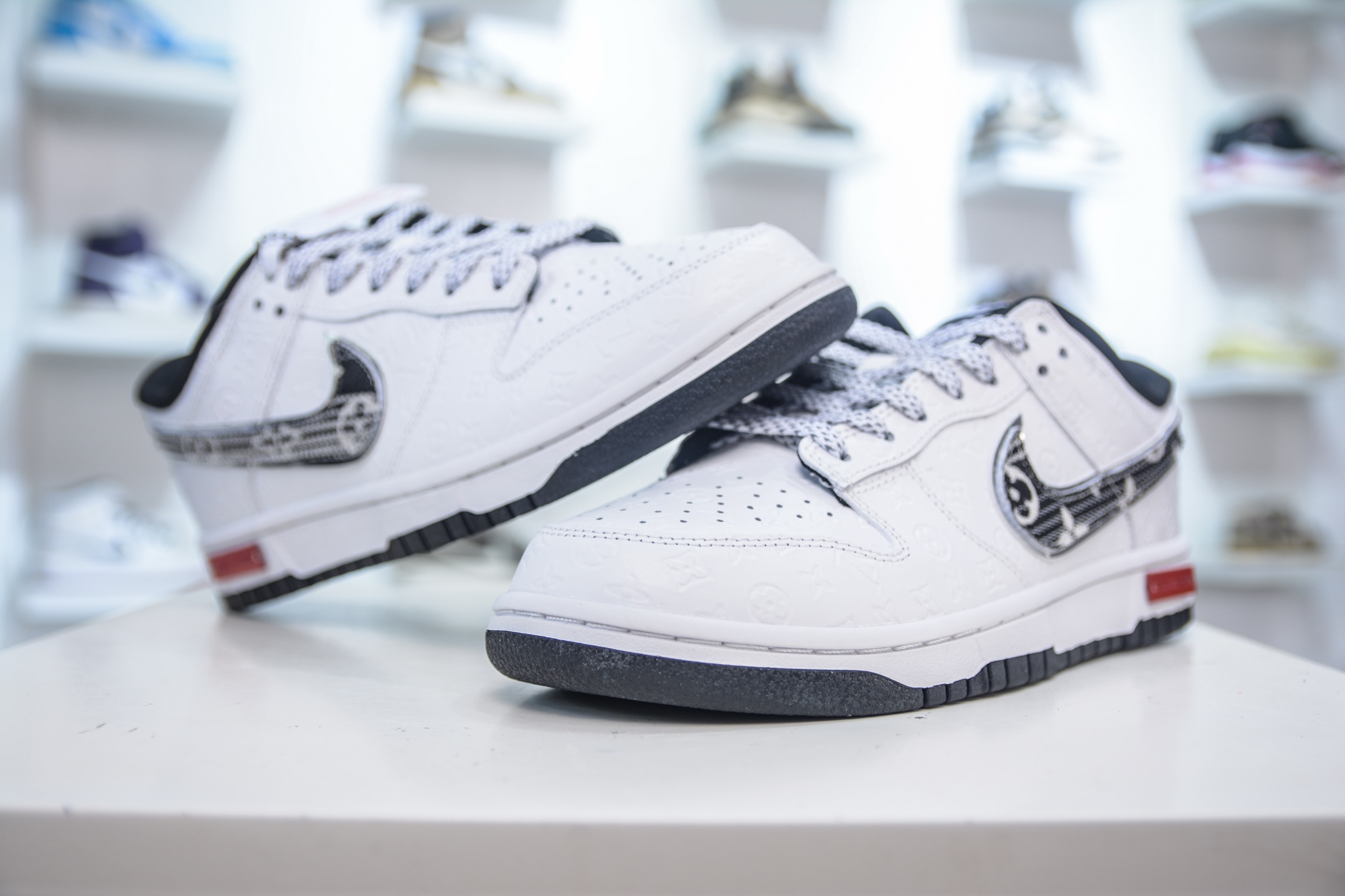 Nike SB Dunk Low x Louis Vuitton White/Black Denim Collaboration Sneakers 4 i1755018057166 5314 0 3