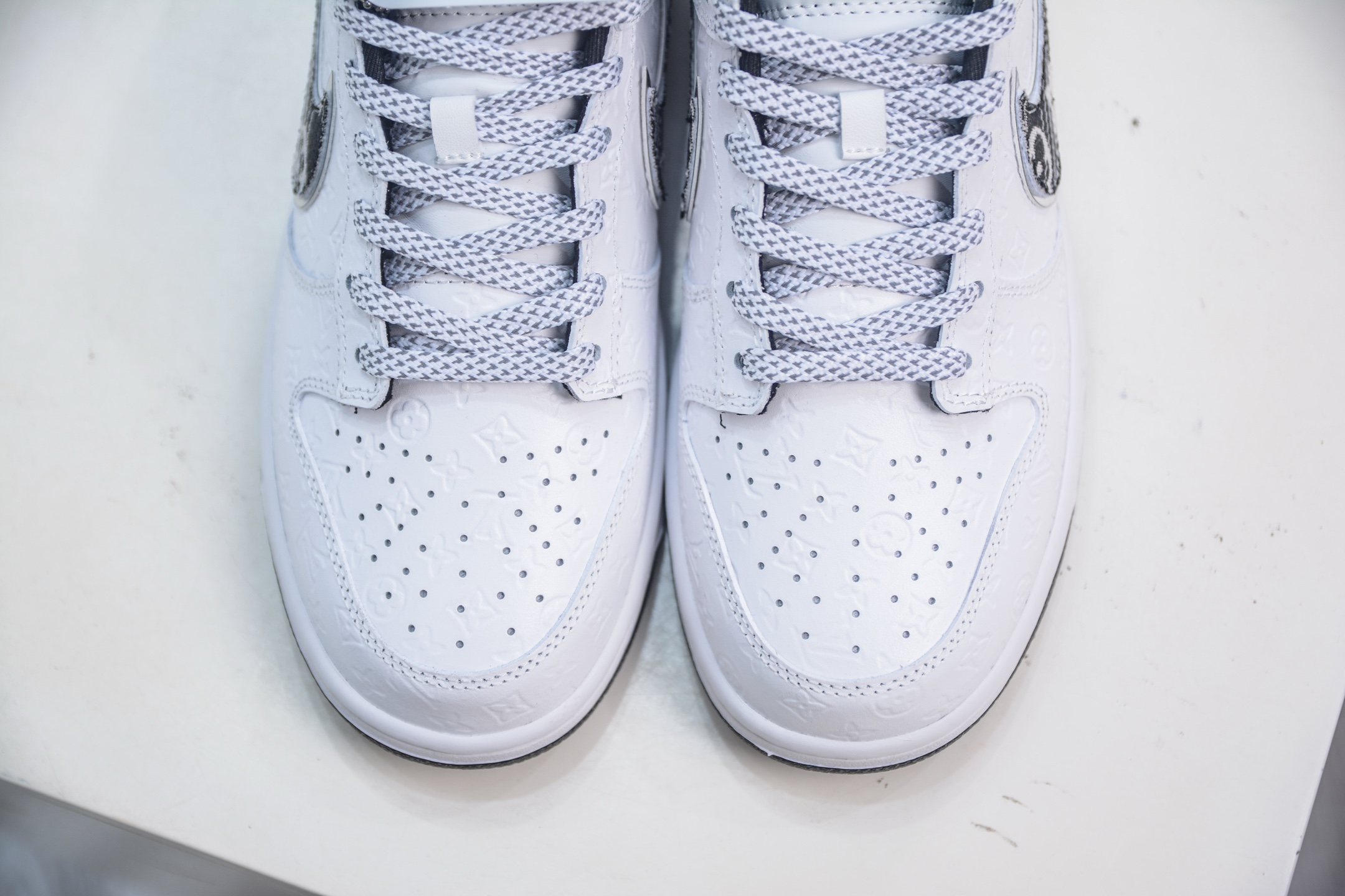 Nike SB Dunk Low x Louis Vuitton White/Black Denim Collaboration Sneakers 9 i1755018057182 9432 0 8