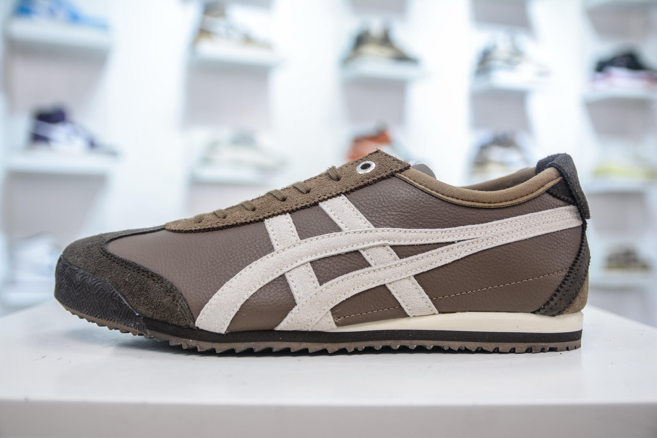 Onitsuka Tiger Mexico 66 SD: Retro Leather Low-Top Sneakers - Brown/White 2 i1755018162611 7782 0 0