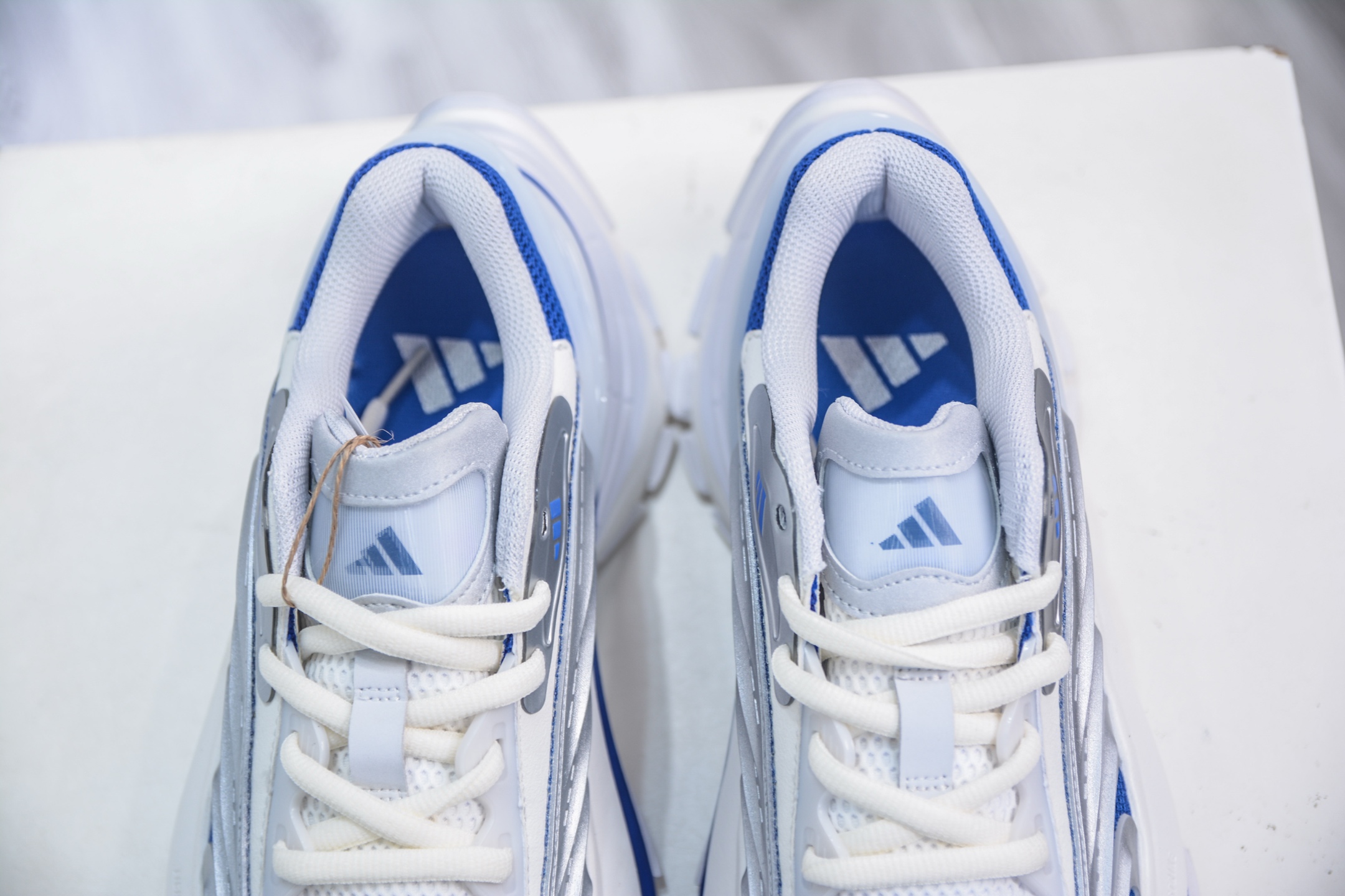 adidXLG MTW 设计上融合了复古与现代风格 JS1502