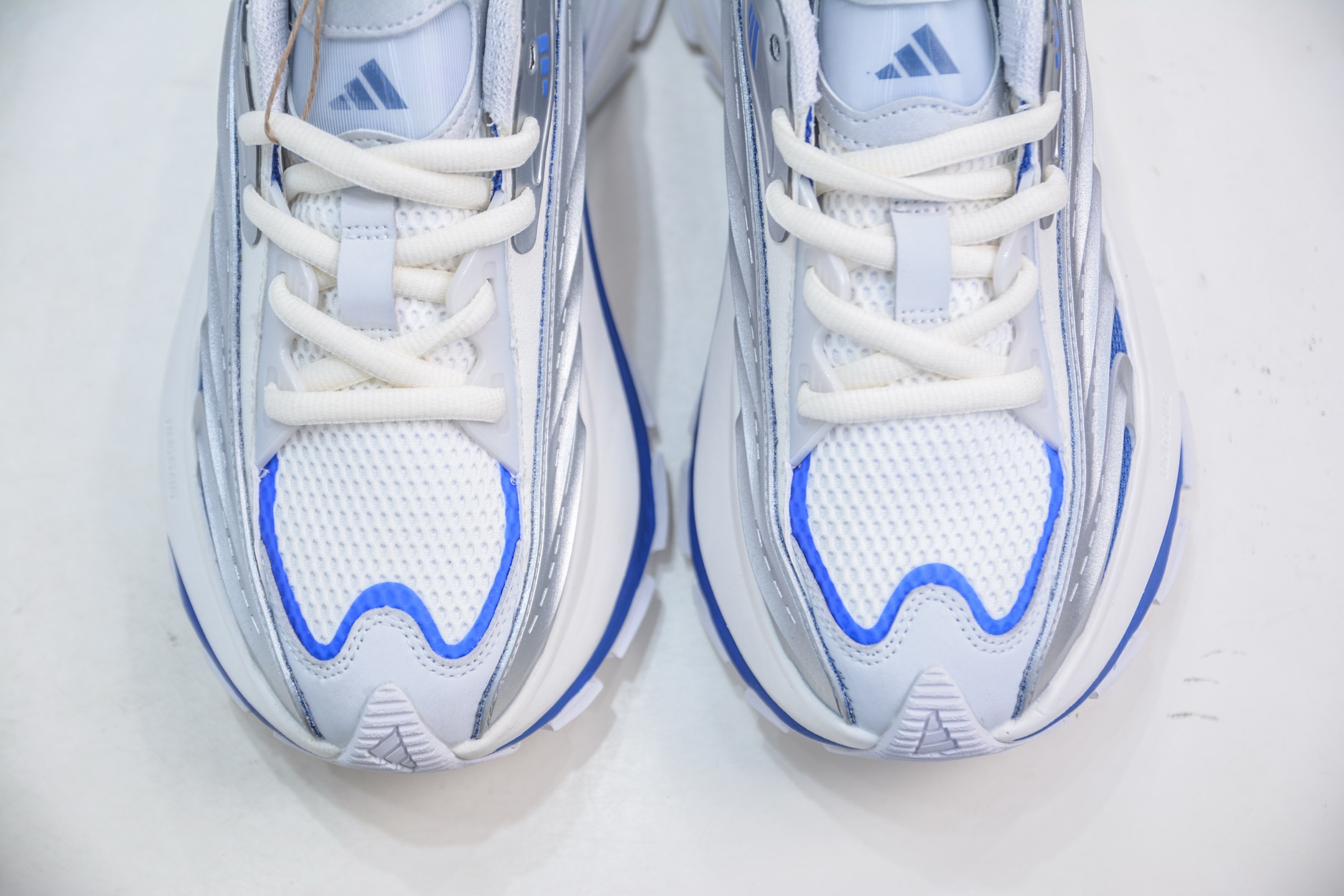 adidXLG MTW 设计上融合了复古与现代风格 JS1502