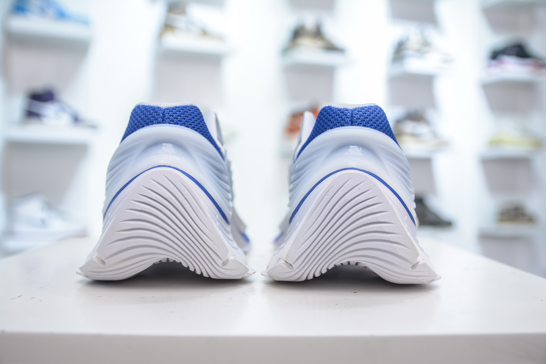 adidXLG MTW 设计上融合了复古与现代风格 JS1502