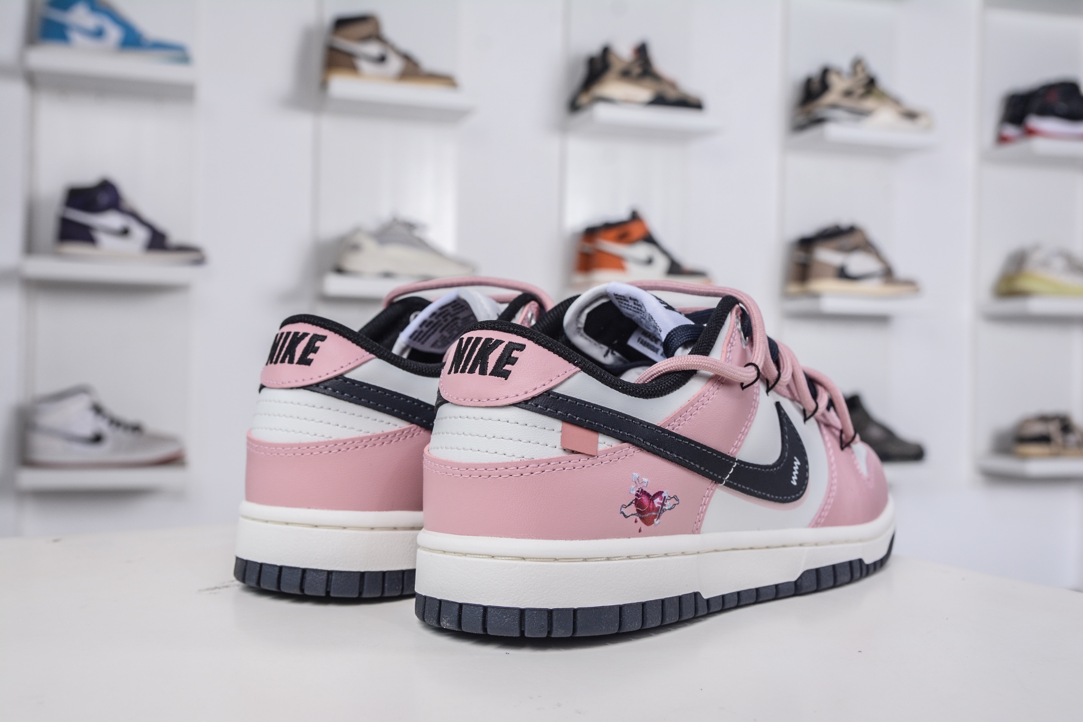 Nike Dunk Low 怦然心动 此款以温柔的樱花粉为主调 PB0510-055