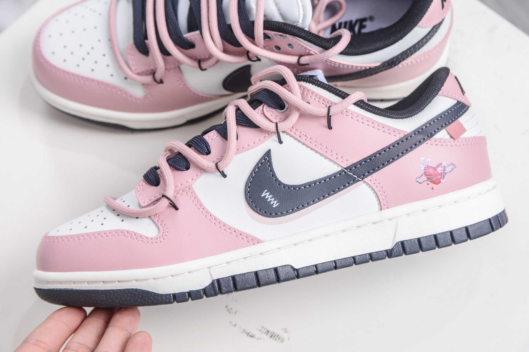 Nike Dunk Low 怦然心动 此款以温柔的樱花粉为主调 PB0510-055