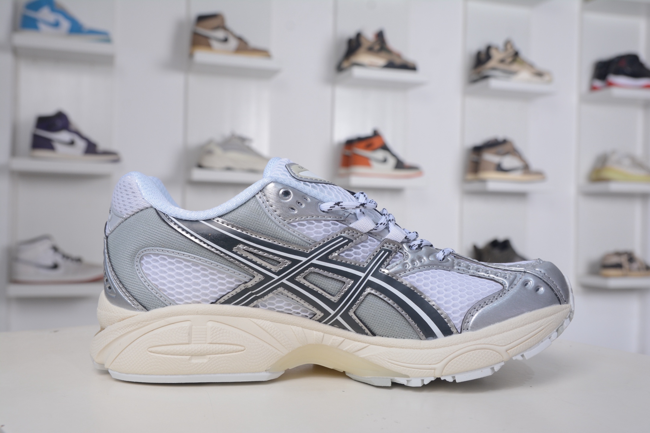 200 ASICS Gel-Nimbus 10.1 亚瑟士雨云10.1代系列轻量缓震休闲运动跑步鞋 1203A820-100