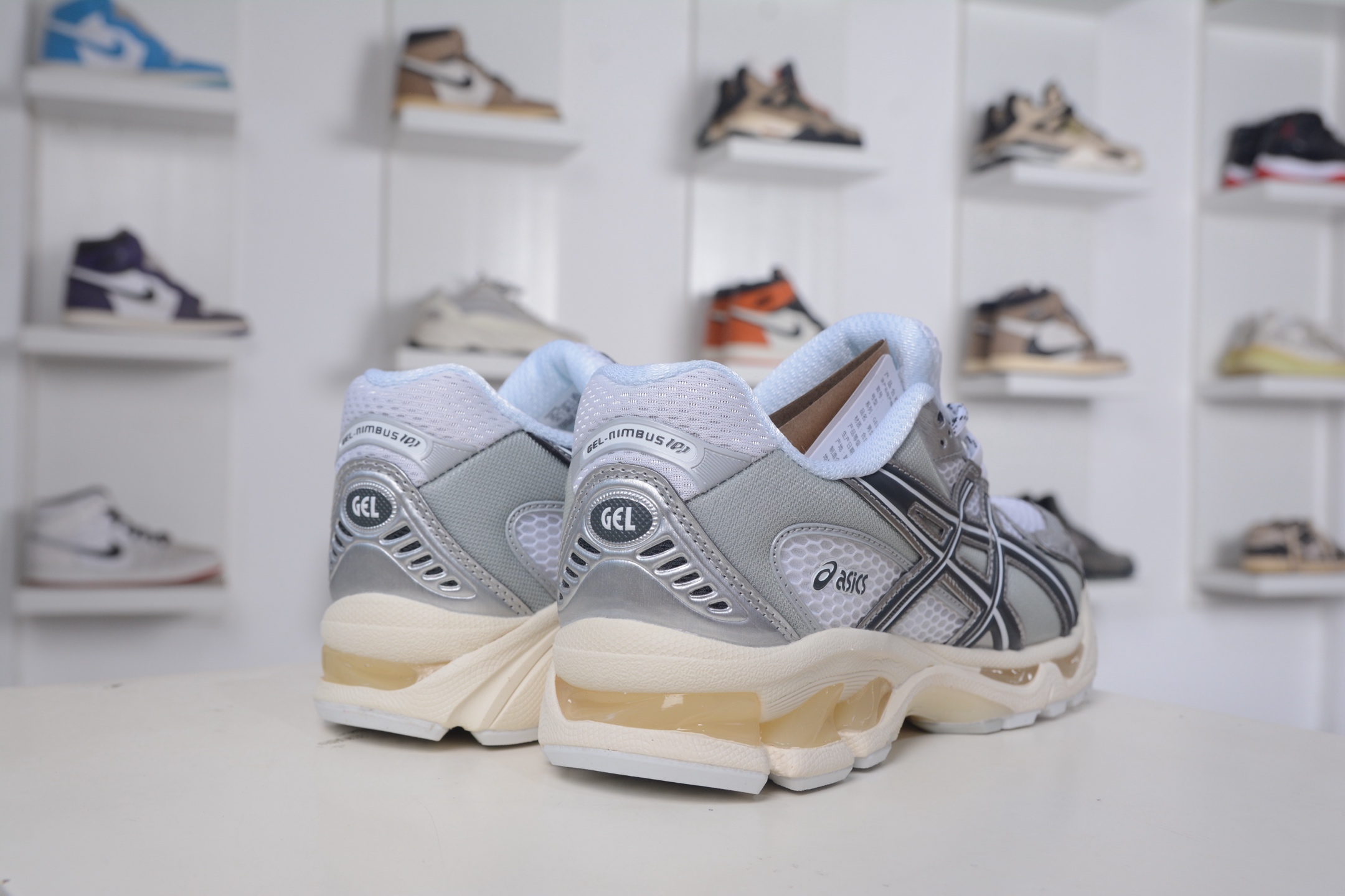 200 ASICS Gel-Nimbus 10.1 亚瑟士雨云10.1代系列轻量缓震休闲运动跑步鞋 1203A820-100