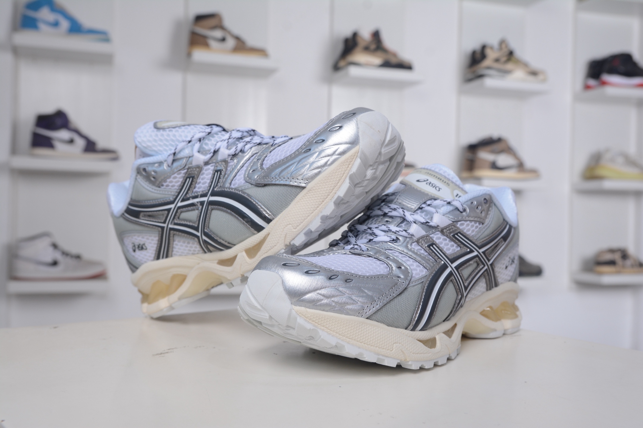 200 ASICS Gel-Nimbus 10.1 亚瑟士雨云10.1代系列轻量缓震休闲运动跑步鞋 1203A820-100