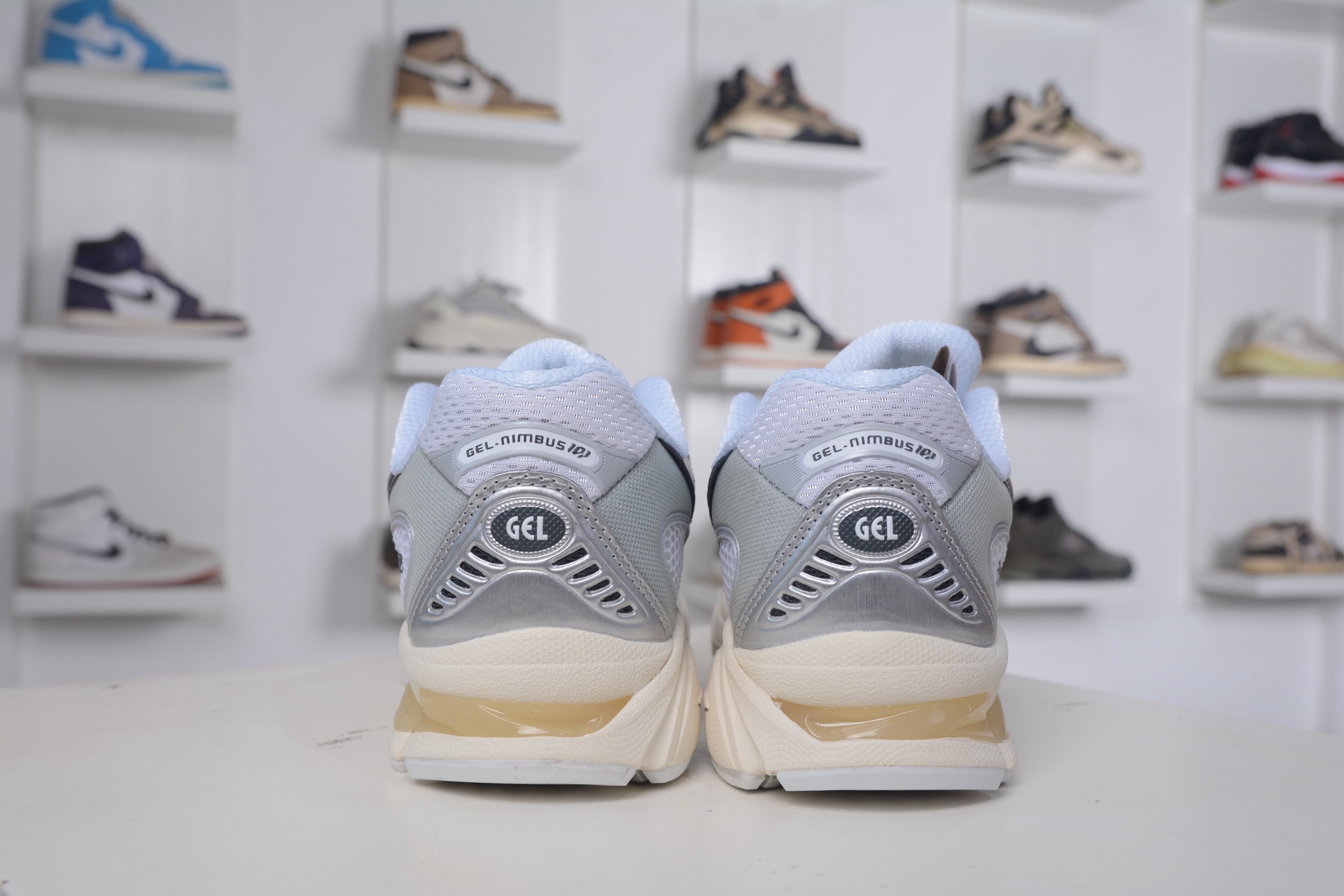 200 ASICS Gel-Nimbus 10.1 亚瑟士雨云10.1代系列轻量缓震休闲运动跑步鞋 1203A820-100