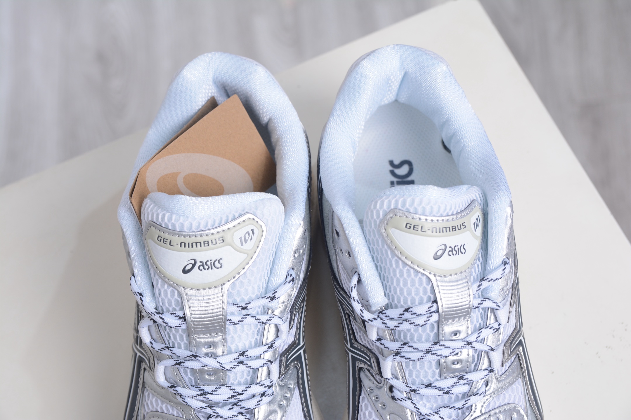 200 ASICS Gel-Nimbus 10.1 亚瑟士雨云10.1代系列轻量缓震休闲运动跑步鞋 1203A820-100