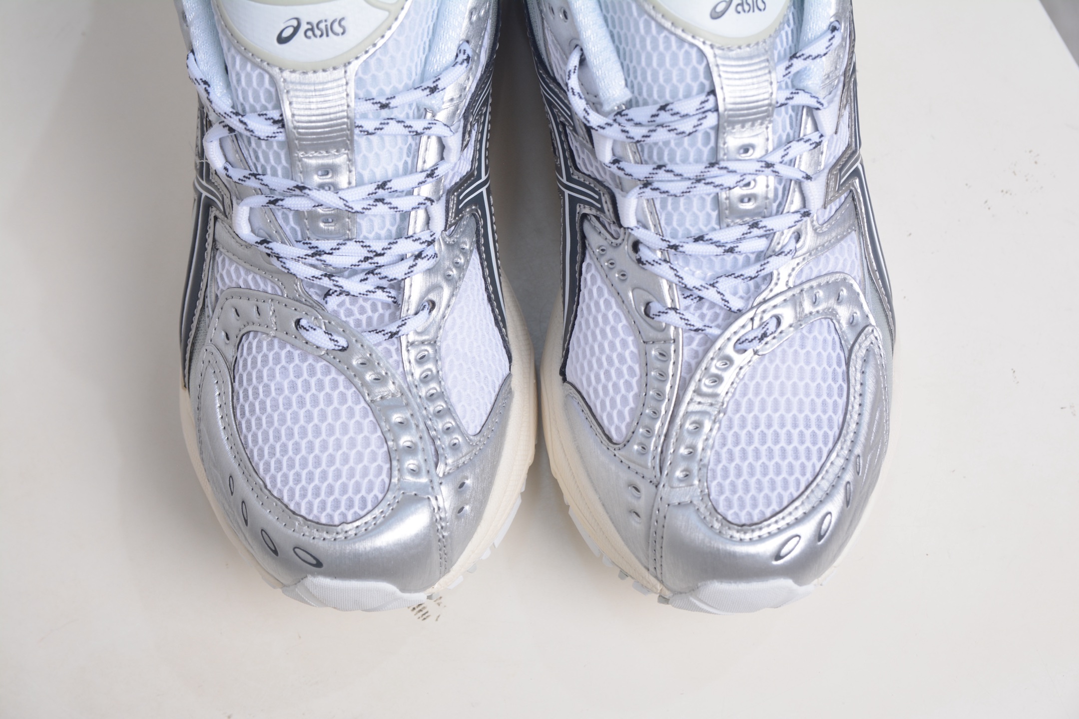 200 ASICS Gel-Nimbus 10.1 亚瑟士雨云10.1代系列轻量缓震休闲运动跑步鞋 1203A820-100