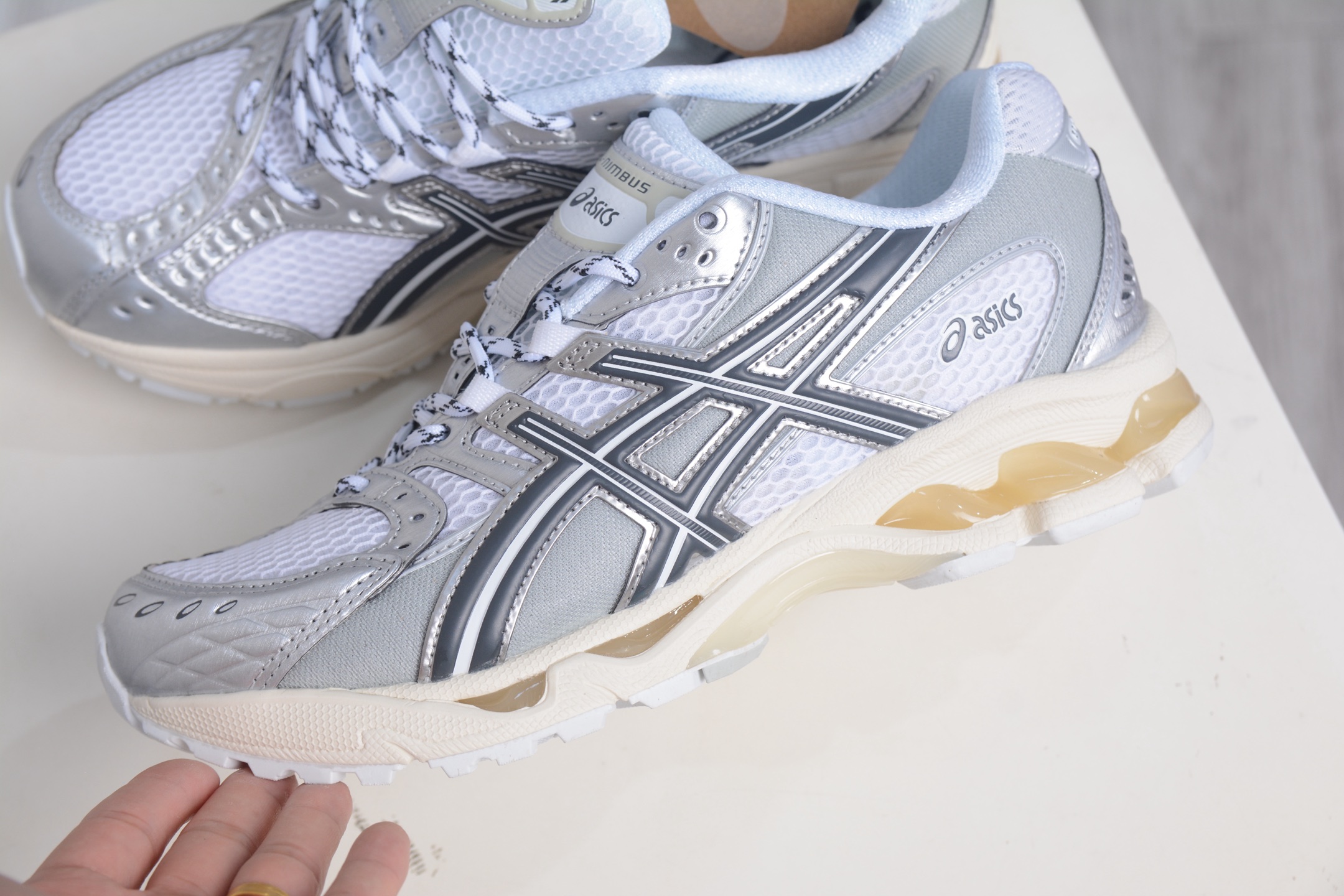 200 ASICS Gel-Nimbus 10.1 亚瑟士雨云10.1代系列轻量缓震休闲运动跑步鞋 1203A820-100