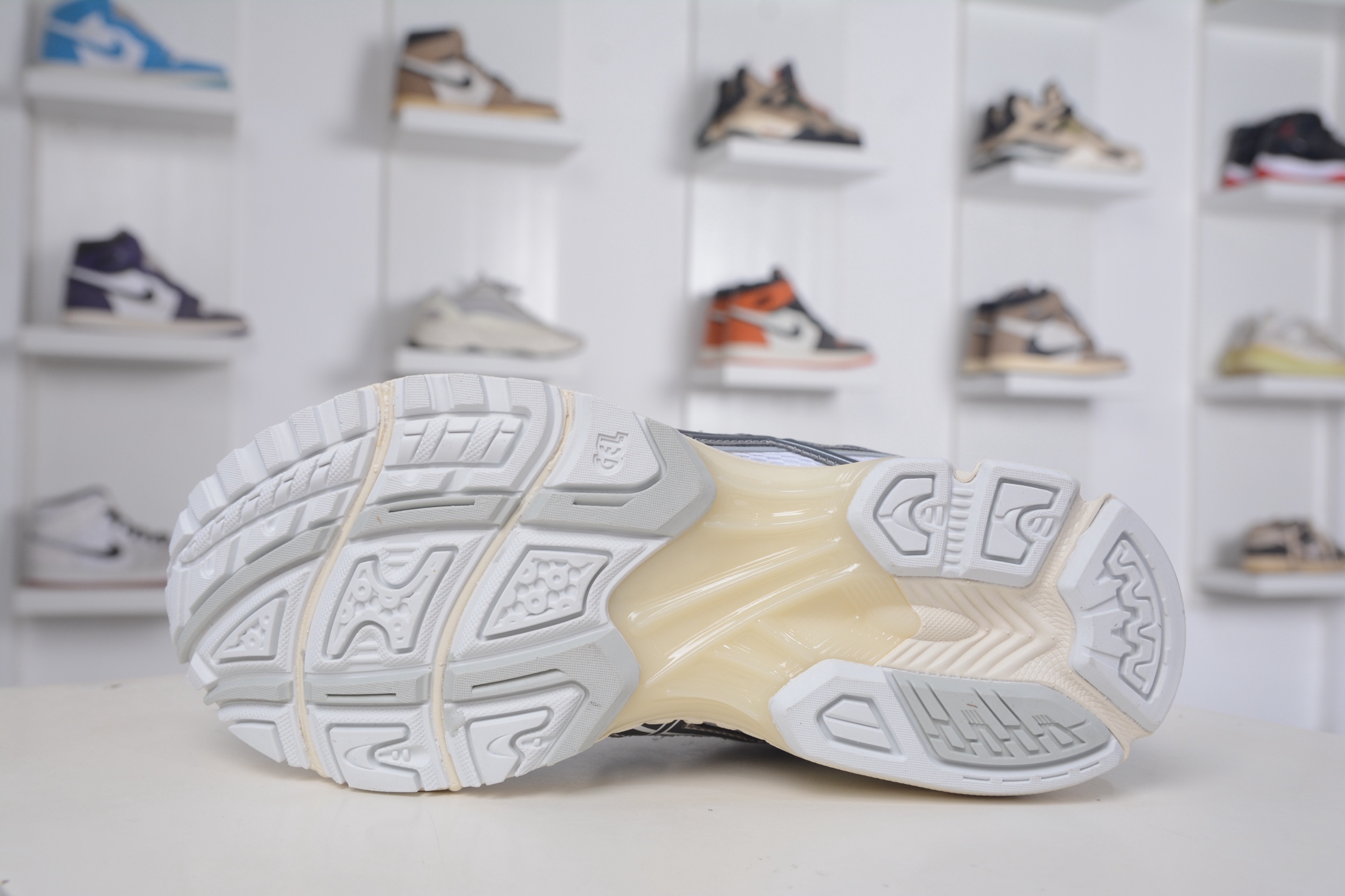 200 ASICS Gel-Nimbus 10.1 亚瑟士雨云10.1代系列轻量缓震休闲运动跑步鞋 1203A820-100