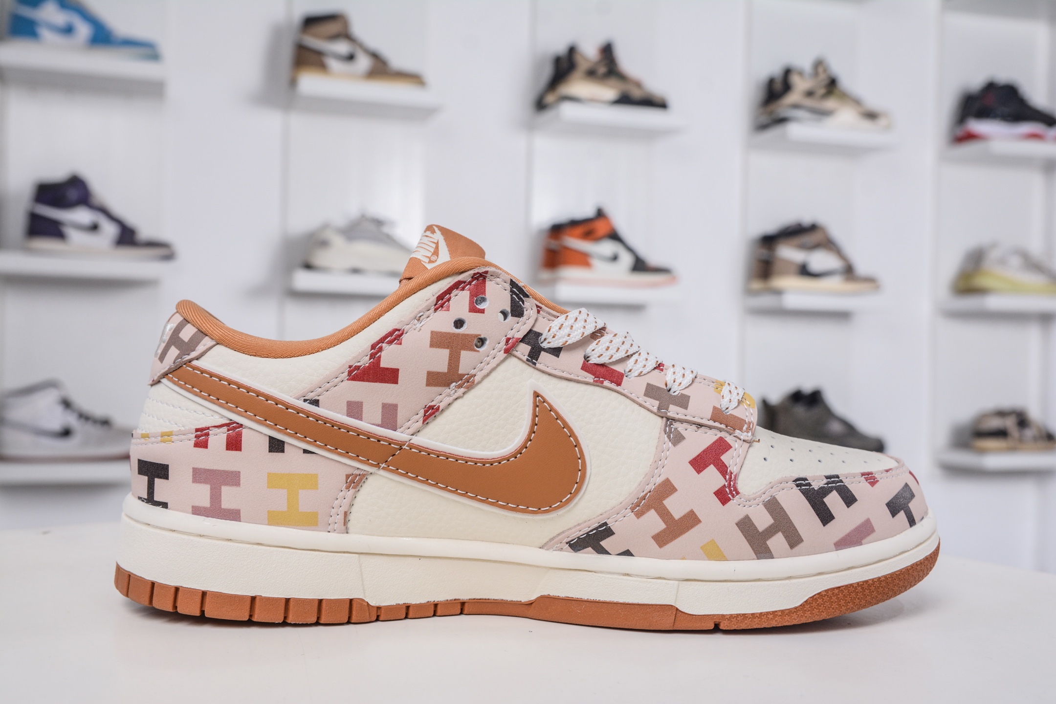 Nike SB Dunk Low x Gucci Collaboration - Premium Quality & Unique Design 3 i1760979310878 446 0 2