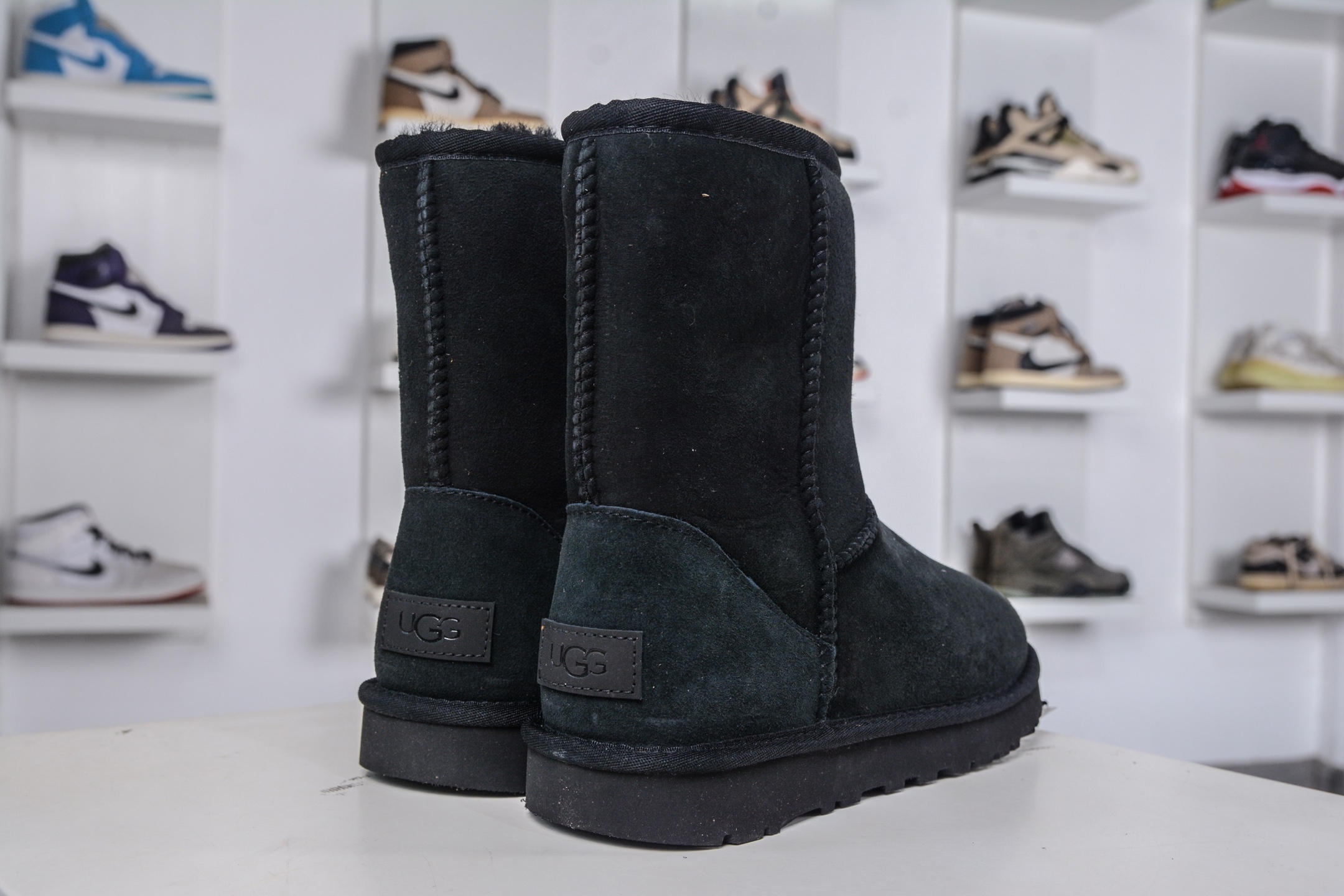 250 UGG 经典中筒女鞋 黑色 秋冬羊皮毛一体雪地靴 1016223-BLK