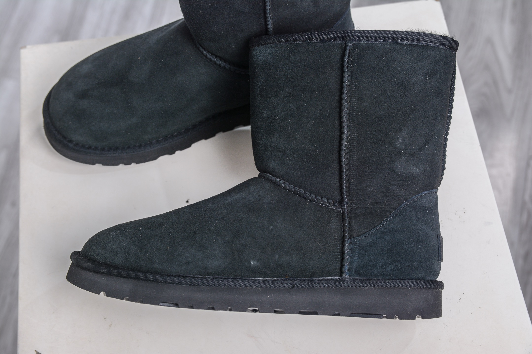 250 UGG 经典中筒女鞋 黑色 秋冬羊皮毛一体雪地靴 1016223-BLK