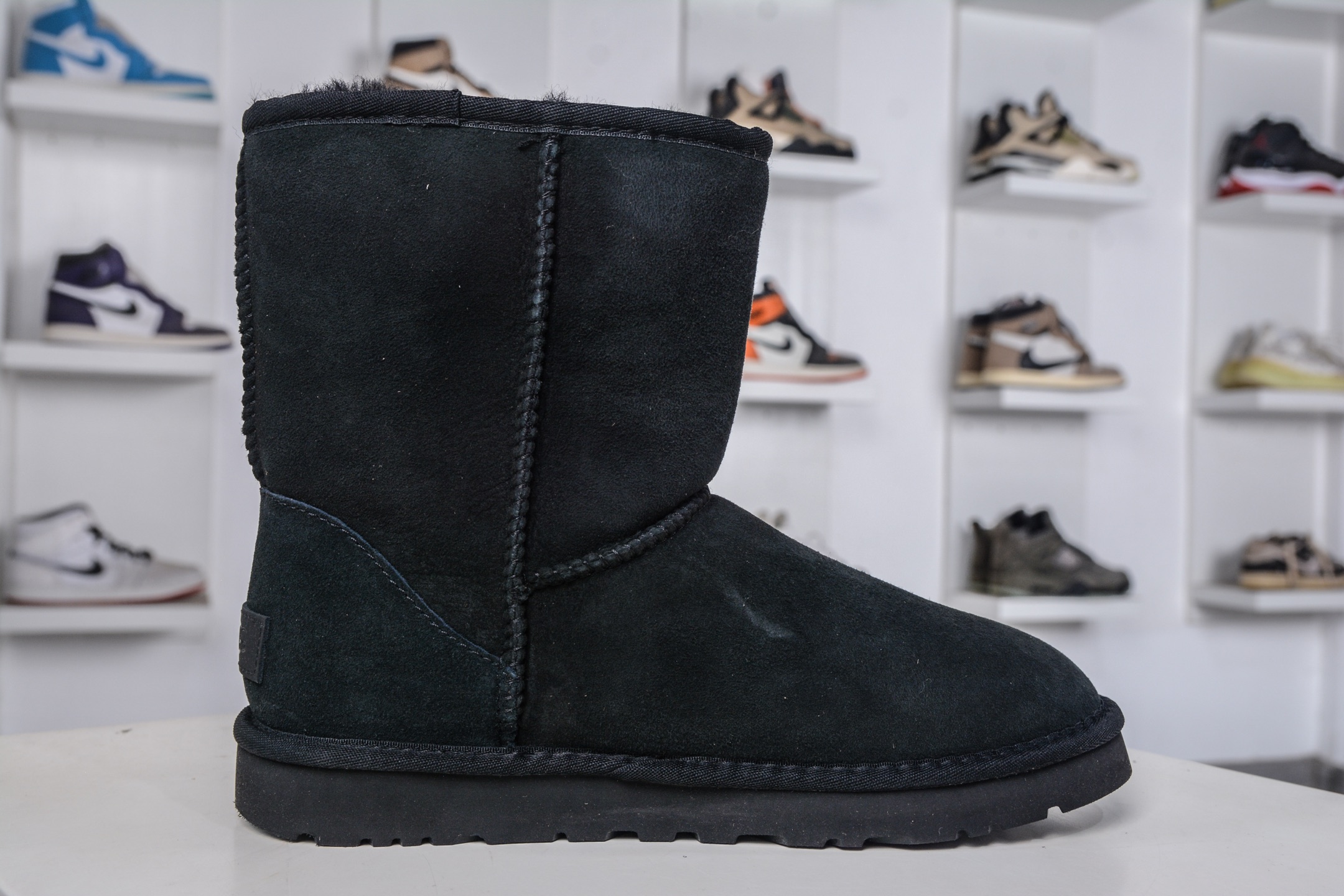 250 UGG 经典中筒女鞋 黑色 秋冬羊皮毛一体雪地靴 1016223-BLK