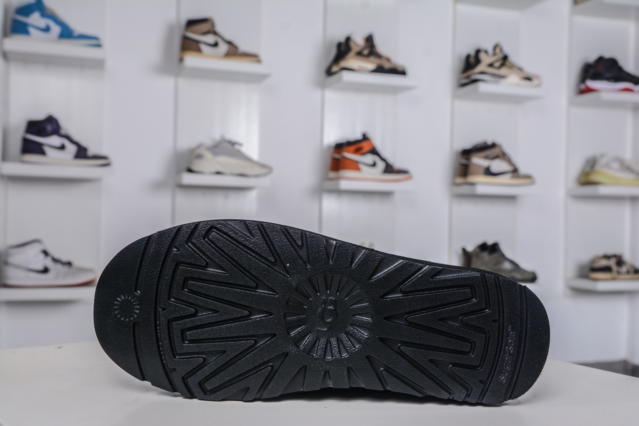 250 UGG 经典中筒女鞋 黑色 秋冬羊皮毛一体雪地靴 1016223-BLK